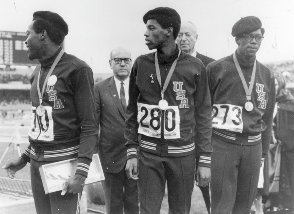 El gesto resultó en la expulsión de los atletas afroamericanos 