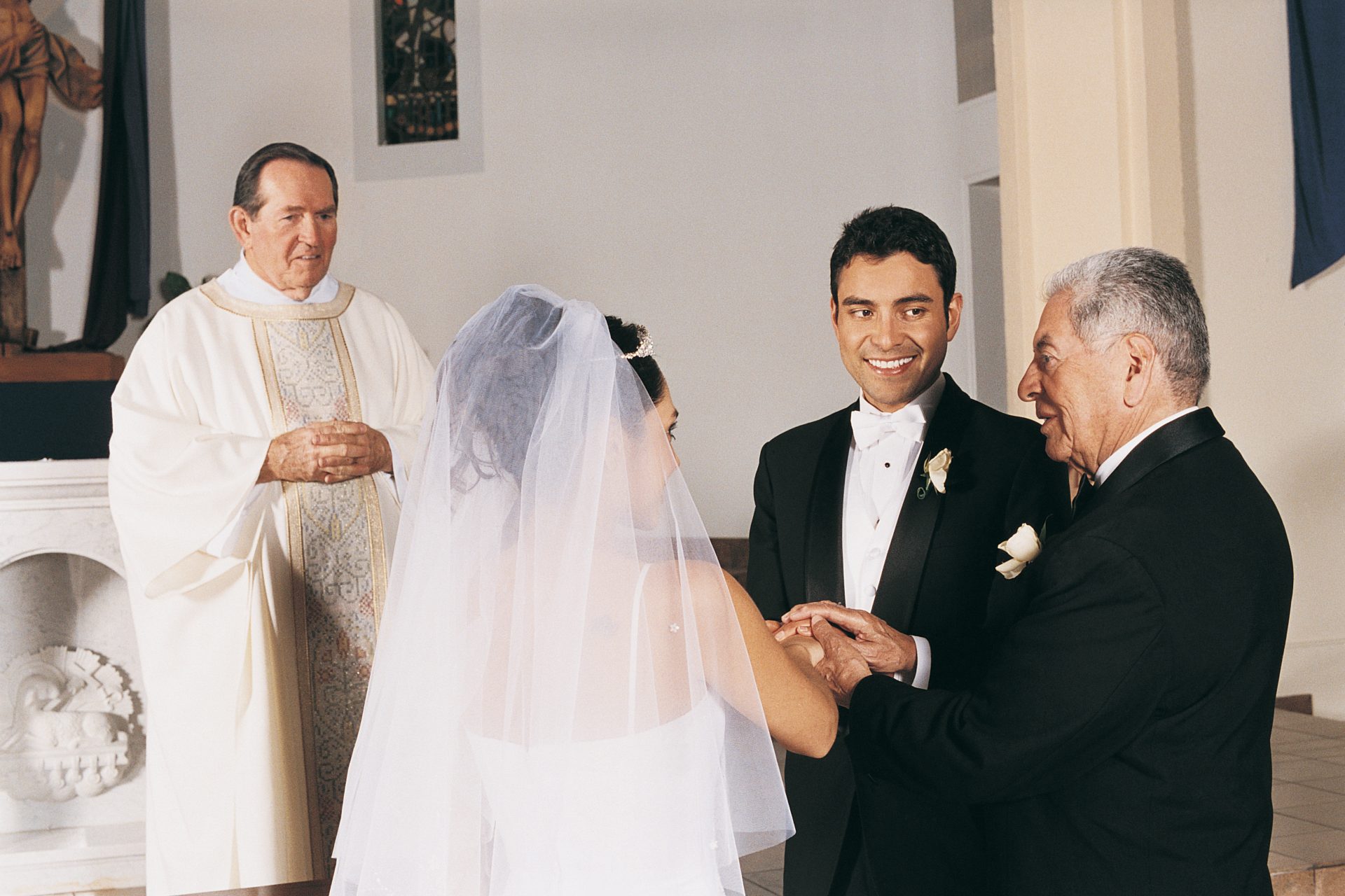 La entrega del padre de la novia en el altar 