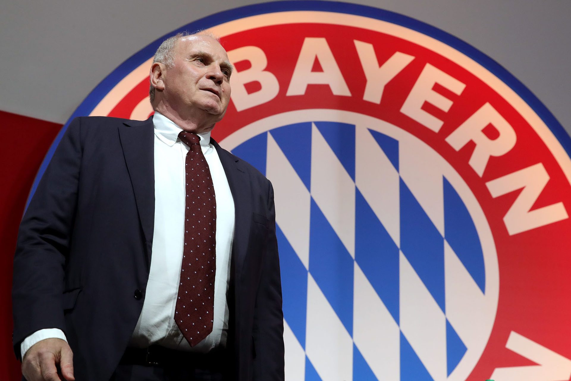 Duras críticas al técnico de Uli Hoeness