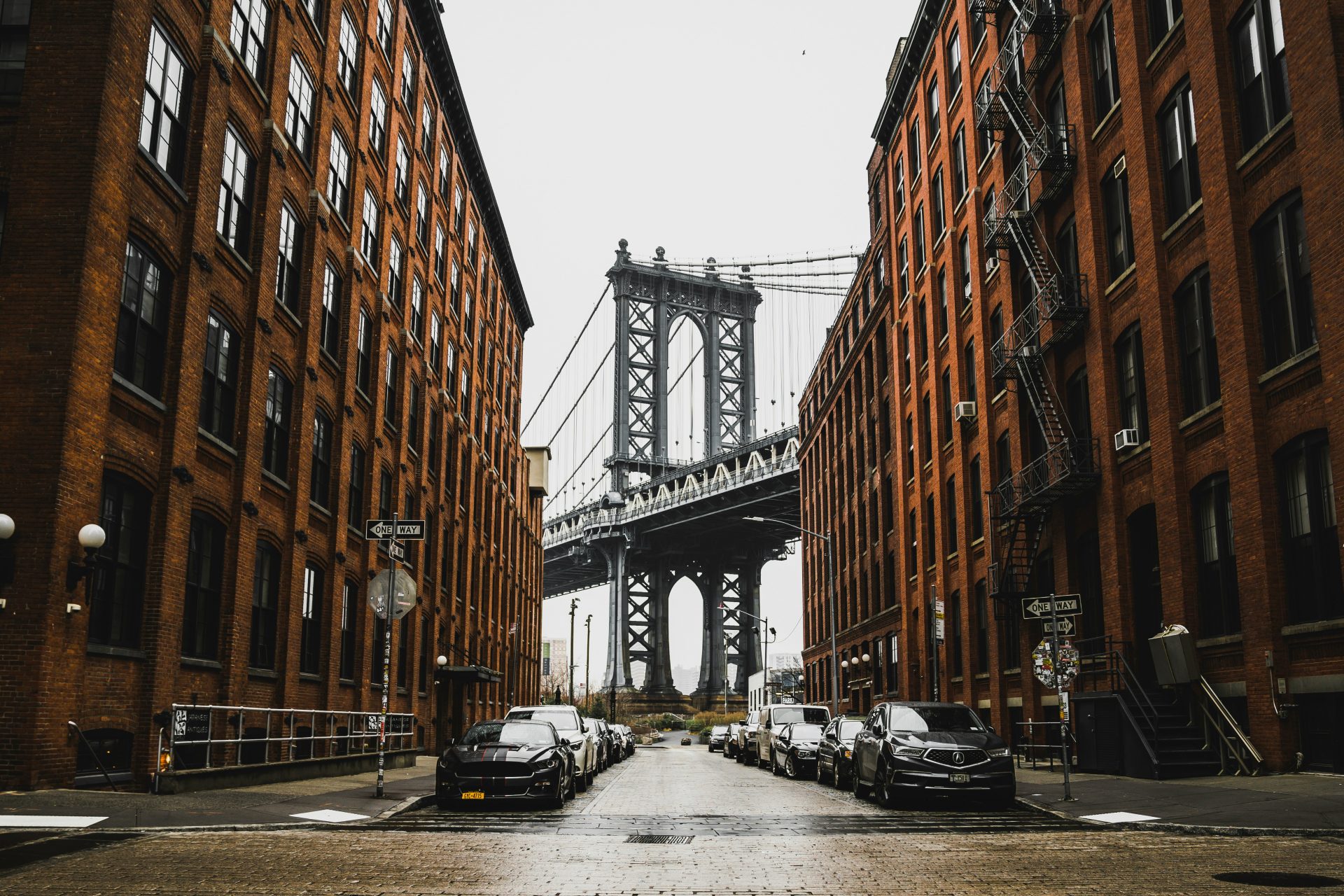 Un hombre le dice a su amigo: 'Acabo de leer que en Nueva York alguien es apuñalado cada 52 segundos...'