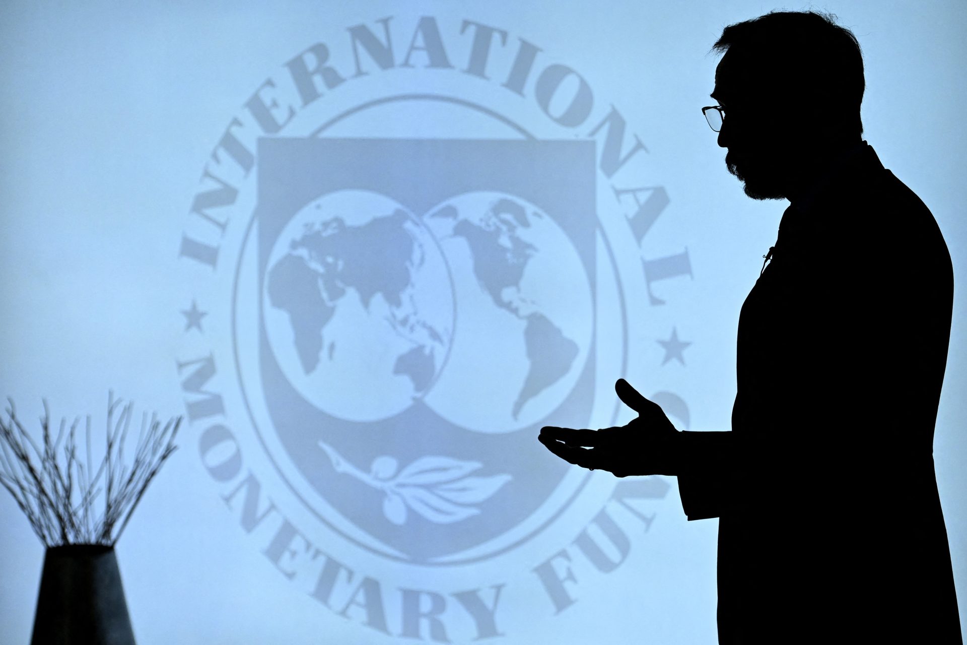  The IMF expresses concern