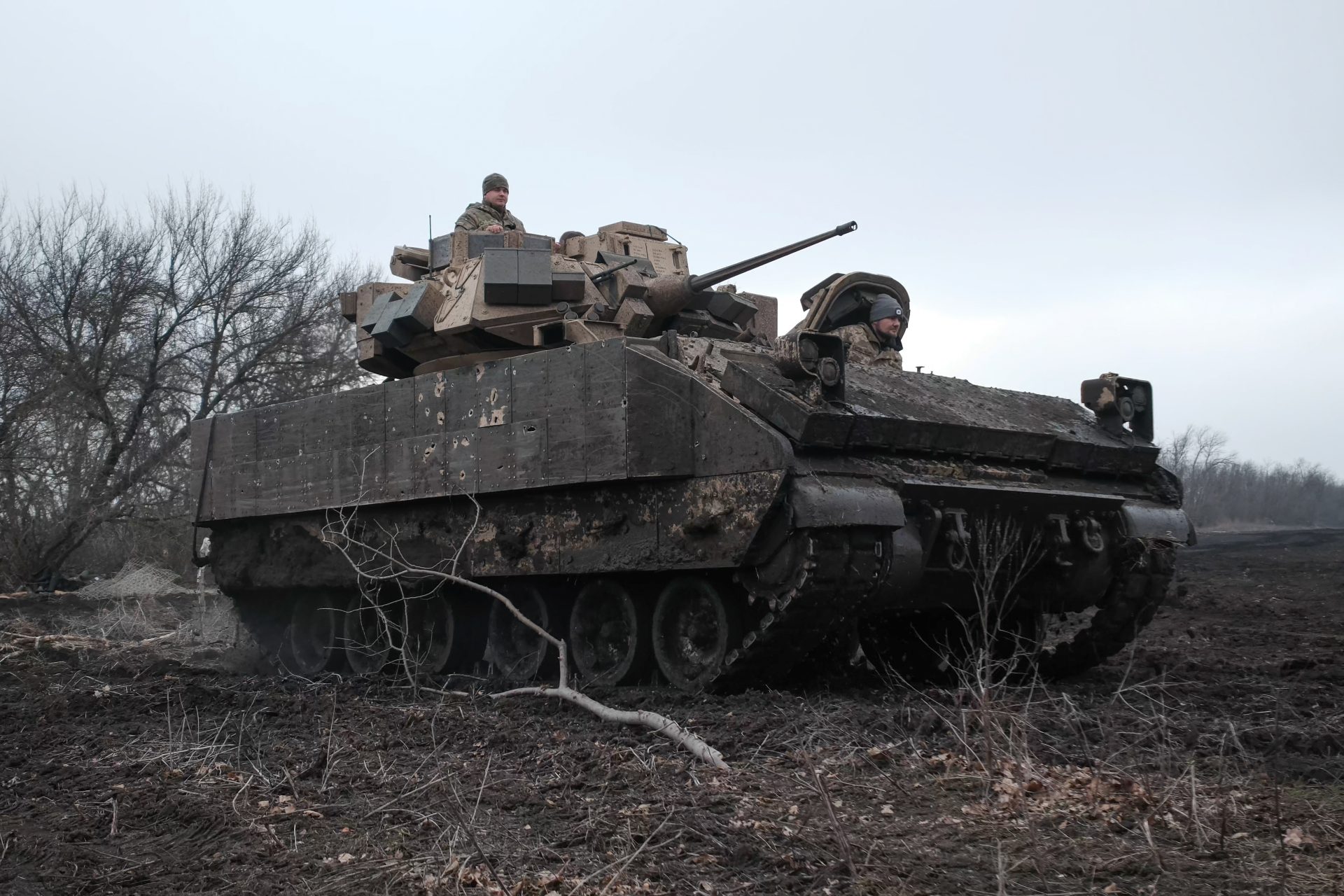 Ukrainischer M-2 Bradley hat russischen Panzer aus großer Entfernung zerstört