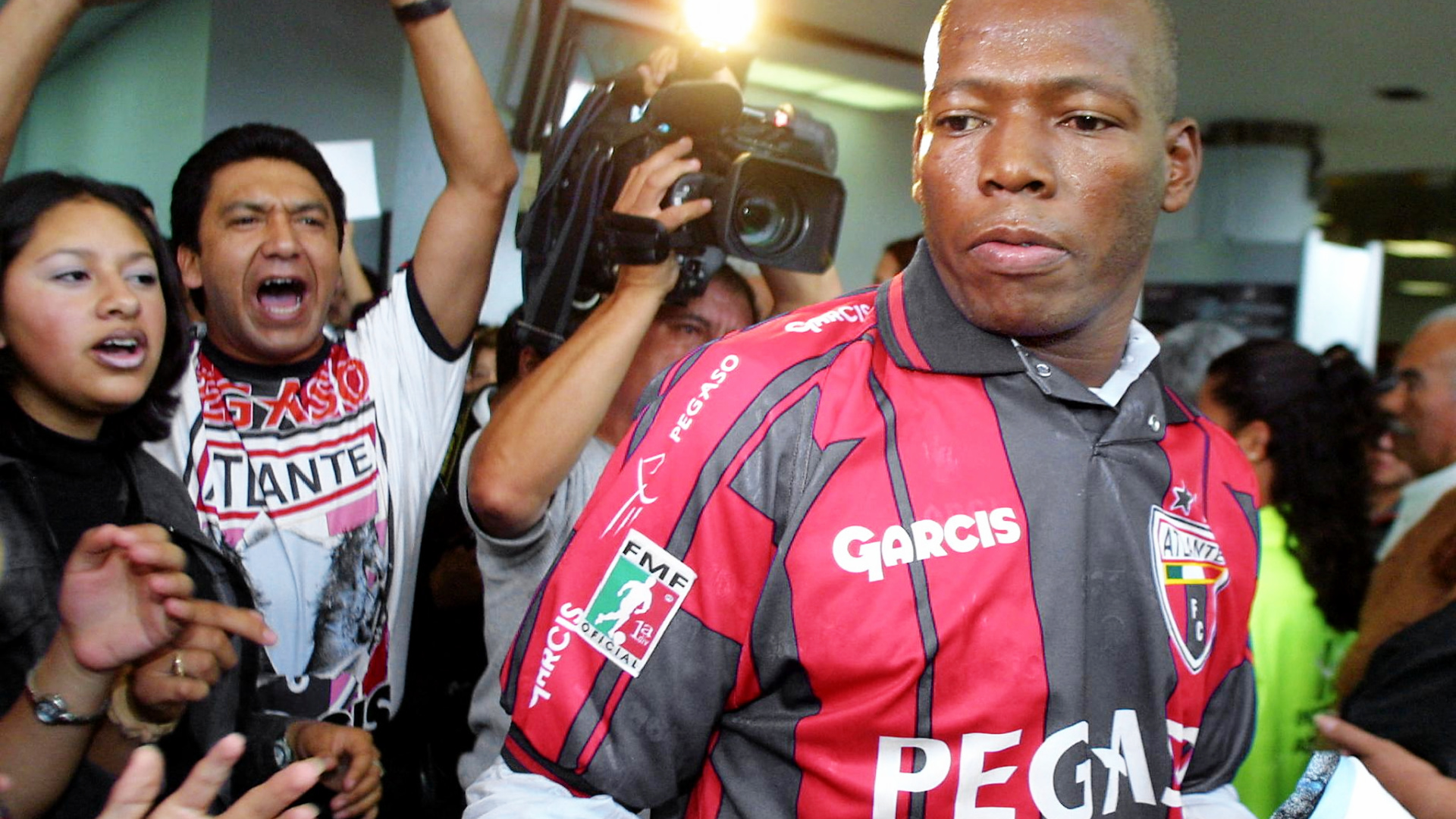 Auge y caída de Faustino Asprilla: uno de los deportistas colombianos más polémicos de la historia