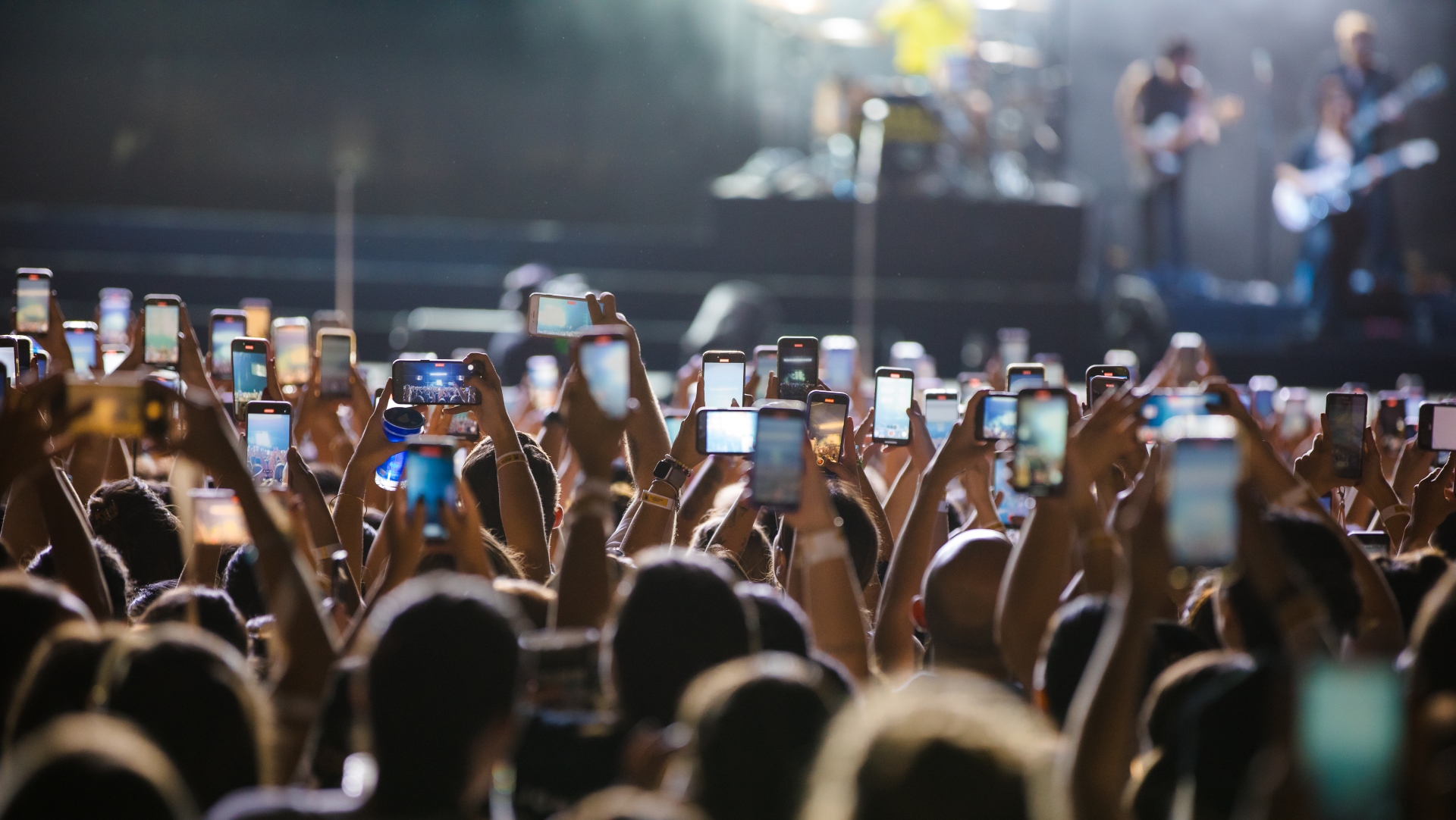 Cantantes y grupos que han prohibido el uso de celulares en sus conciertos
