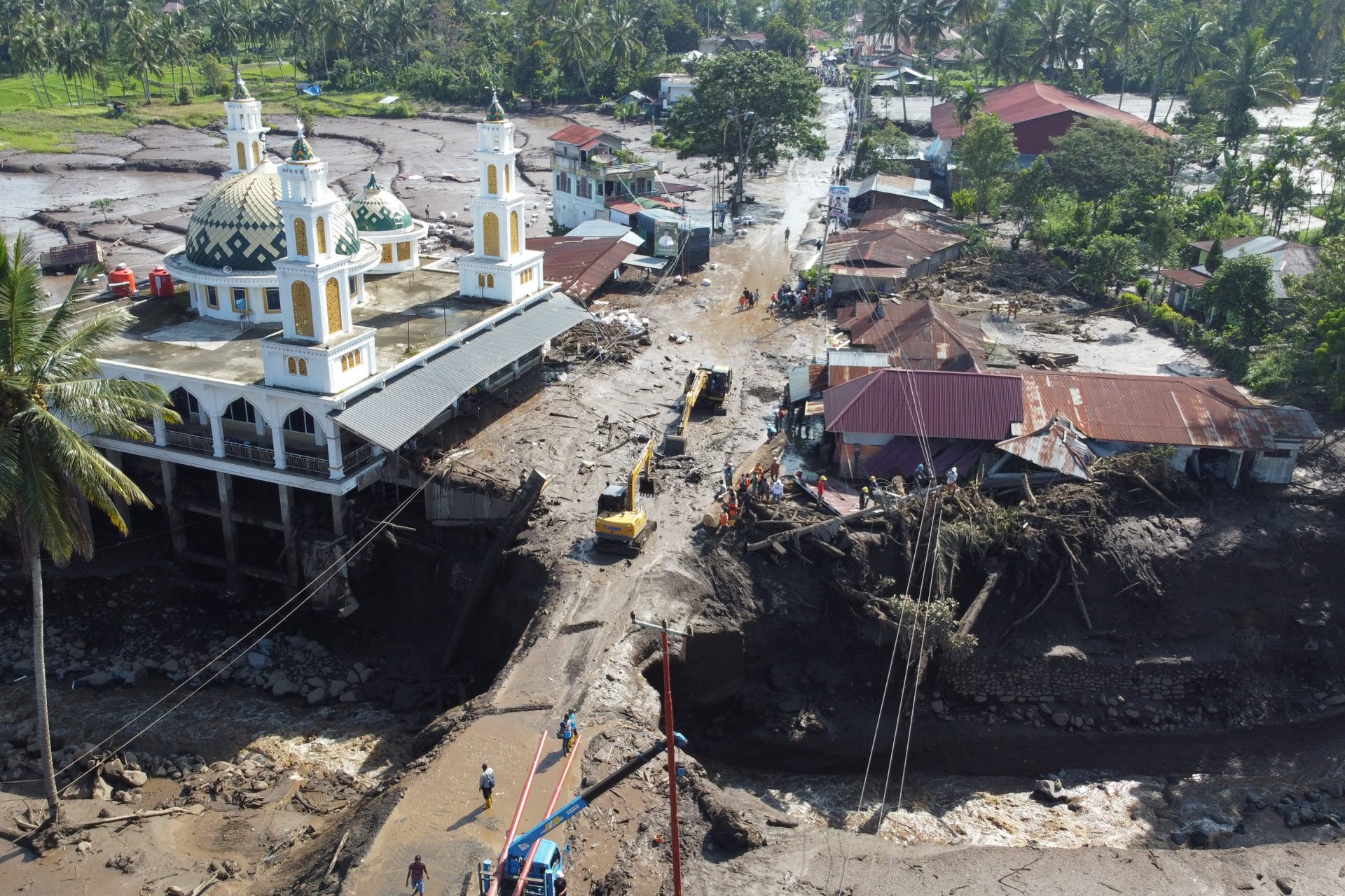 Large amounts of cold lava can carry away buildings