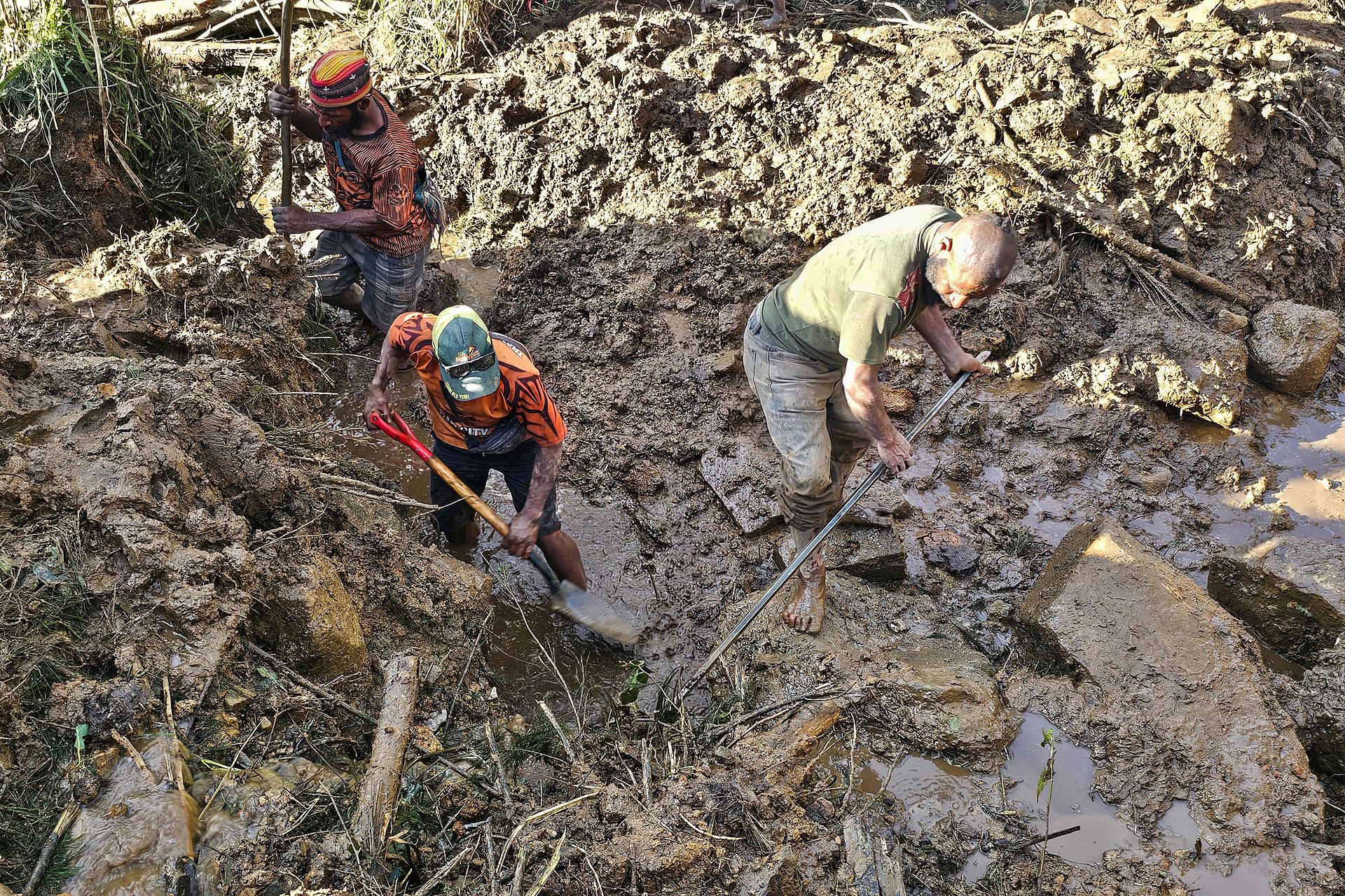 パプアニューギニアの地滑りで2,000人以上が生き埋めに