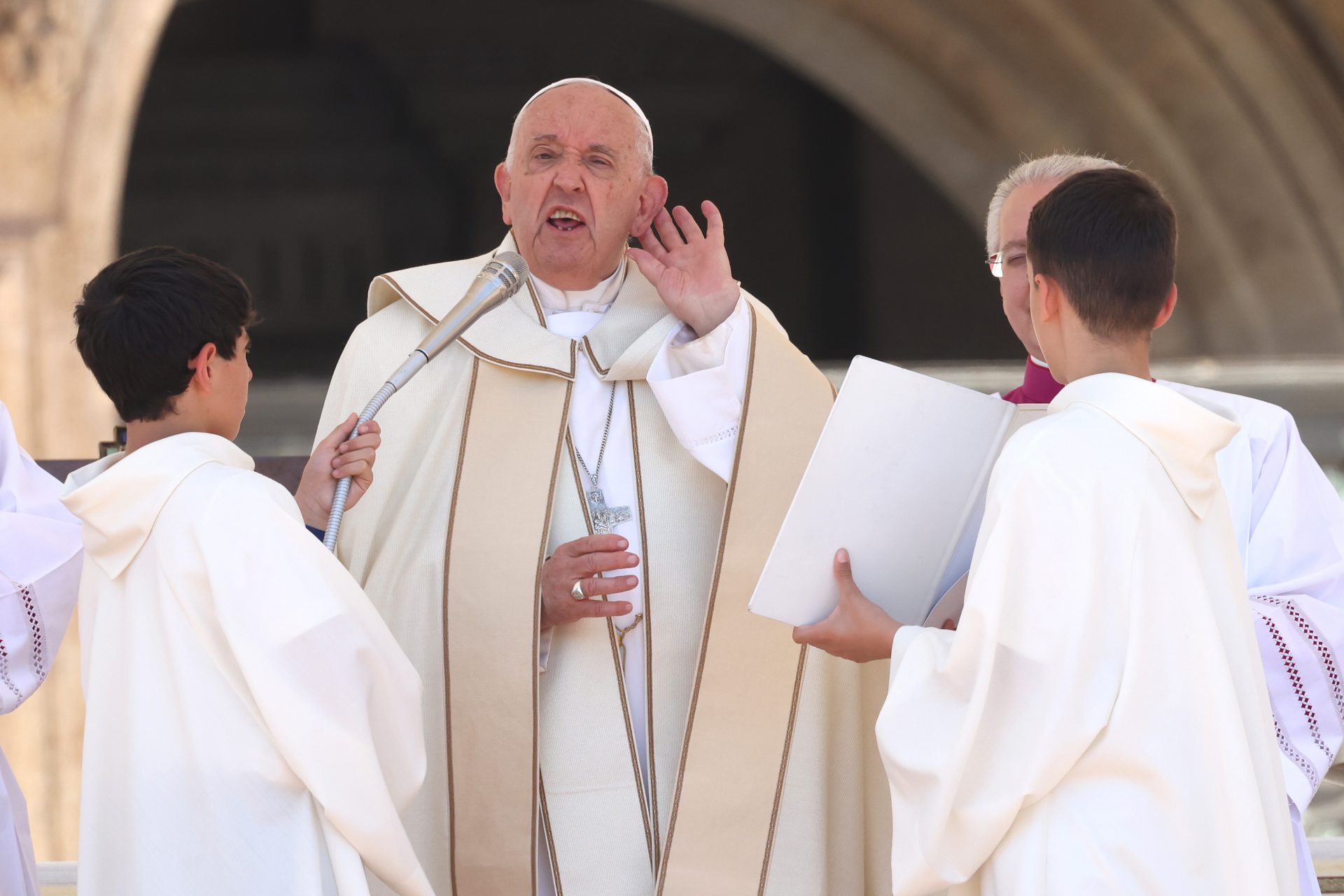 カトリック教会のフランシスコ教皇、同性愛差別的な単語を使用したことを認めて謝罪