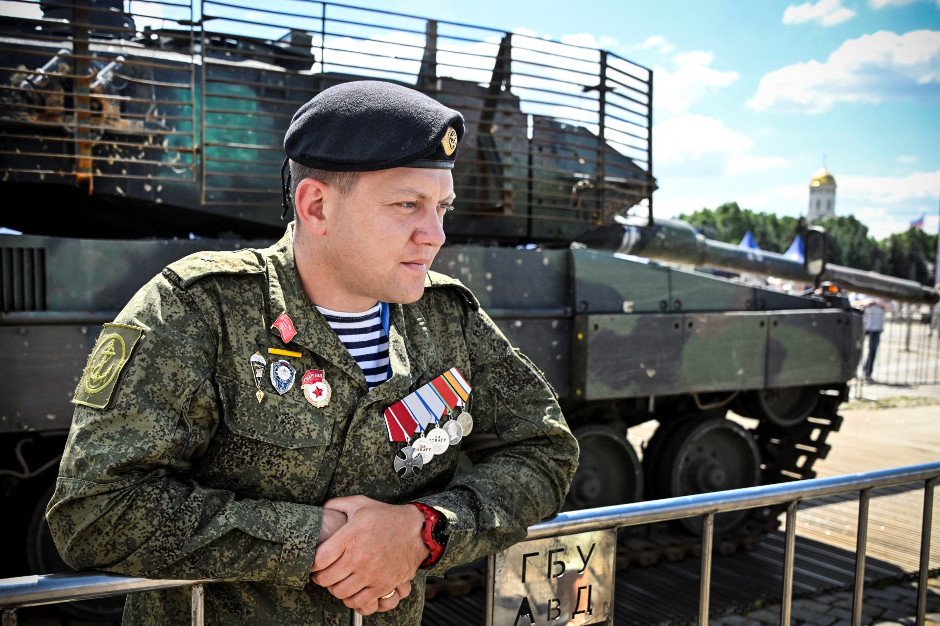 O dia que a Rússia exibiu, em praça pública, veículos ocidentais capturados na Ucrânia