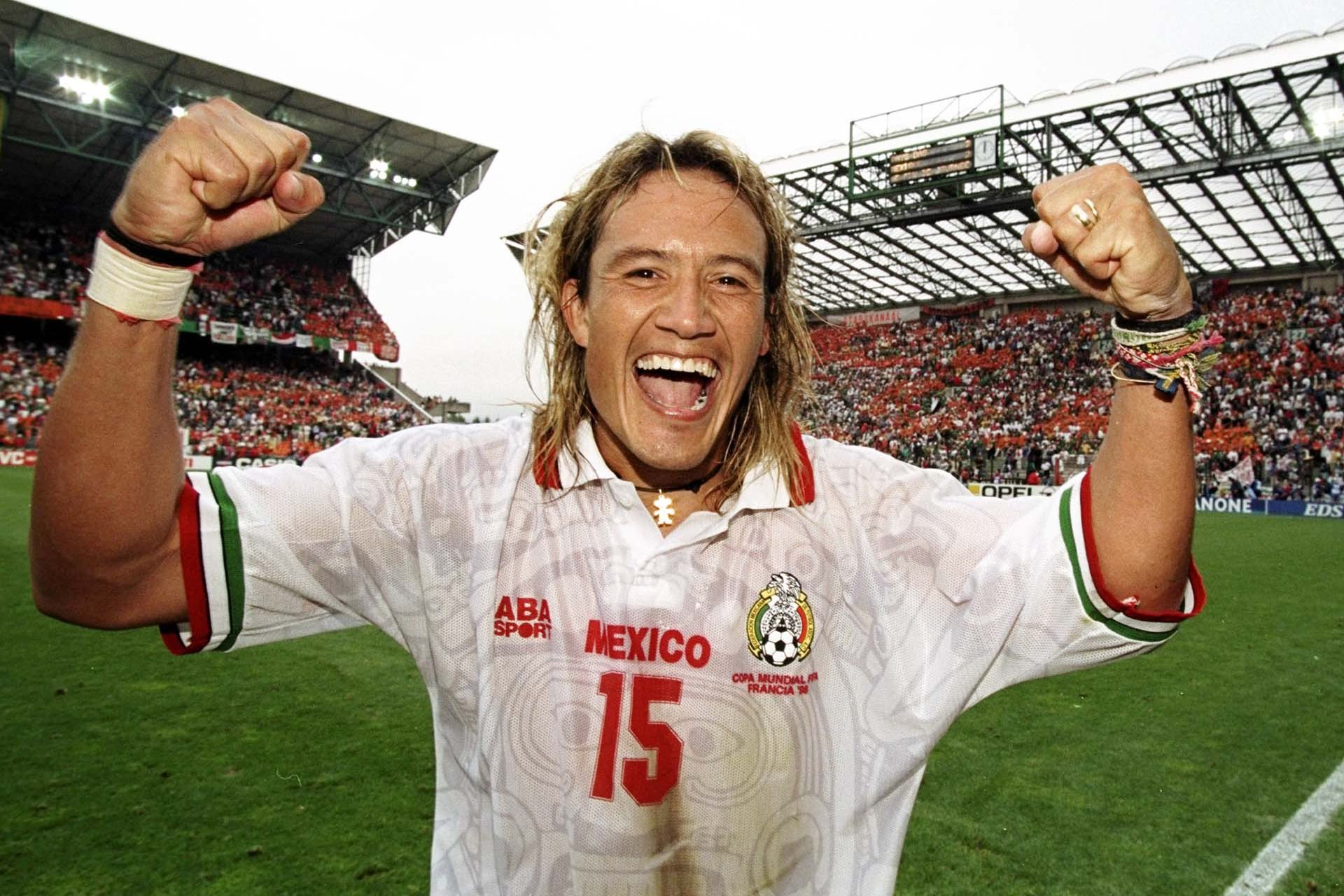 Luis Hernandez: The legendary Mexican striker from the 90s who underwent a radical makeover