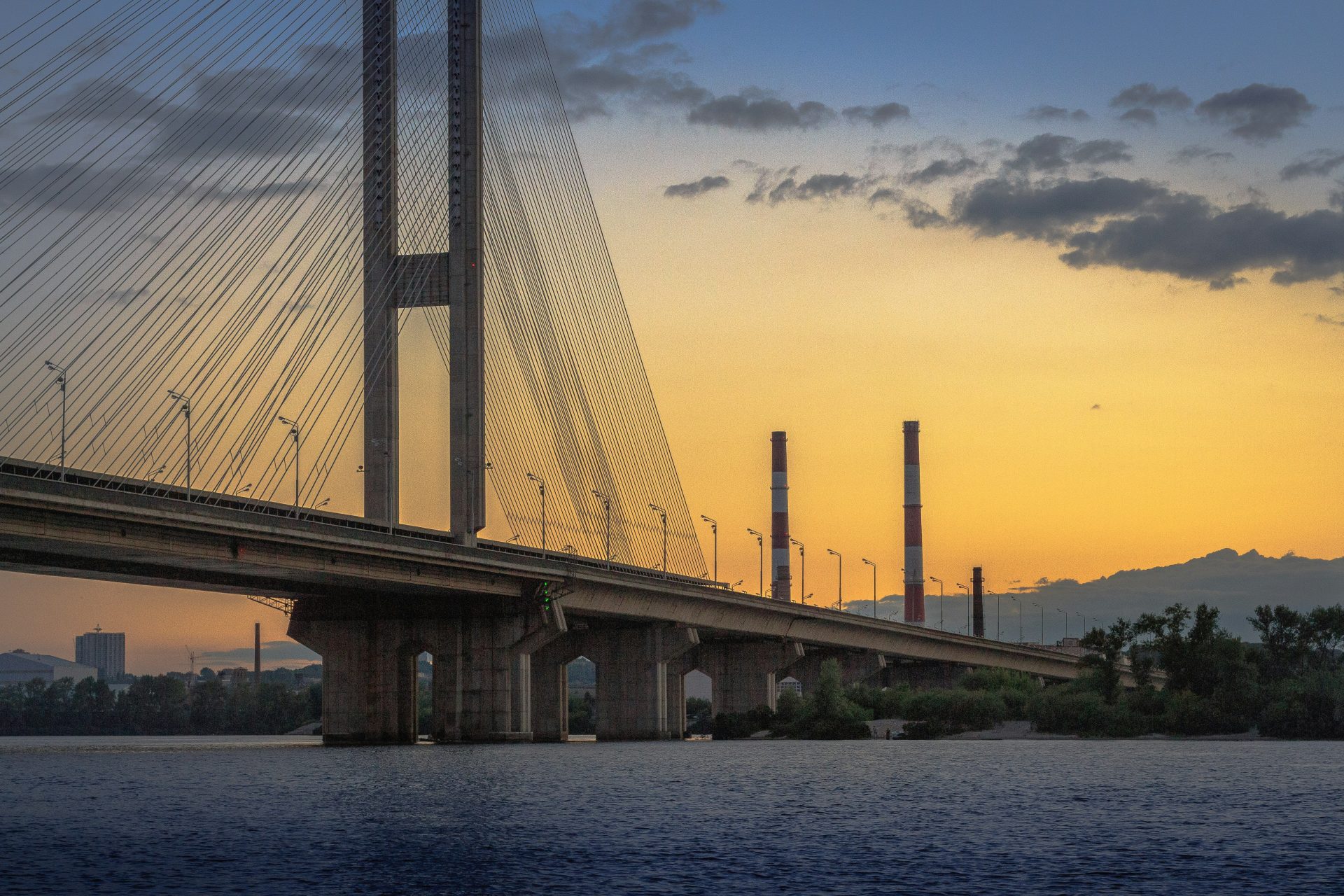 La puesta de sol en el puente