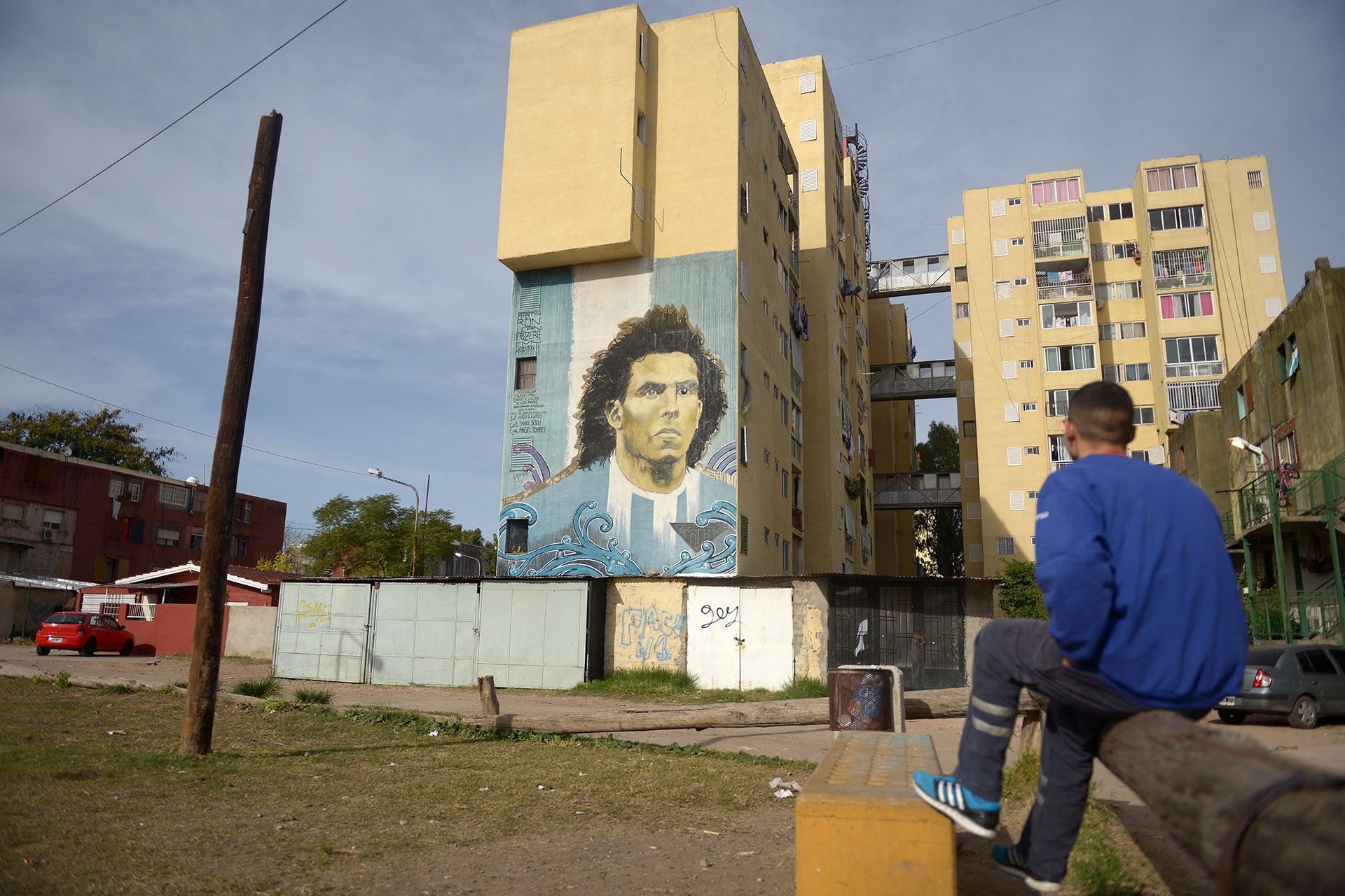 Foi criado em um bairro problemático