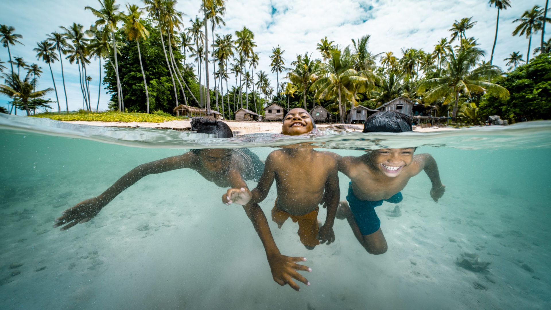 La maravillosa historia de los Bajau: el pueblo con mutaciones genéticas que vive en el mar