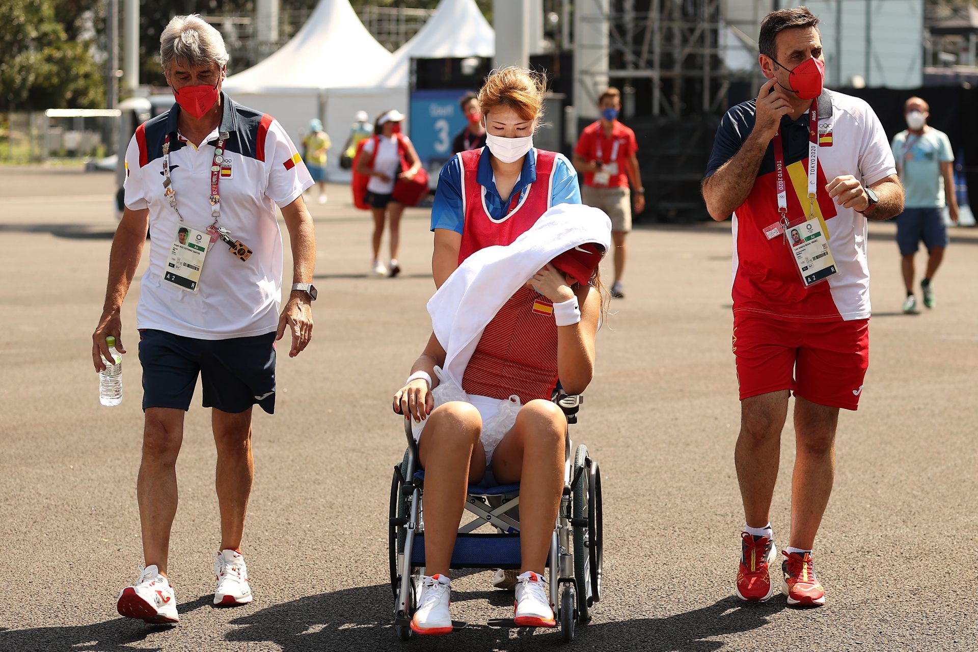 Paula Badosa, em cadeira de rodas