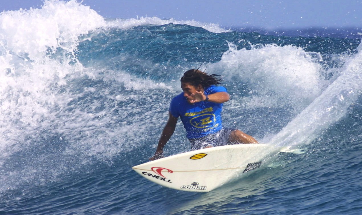 Une attaque de requin a tué le surfeur et acteur Tamayo Perry 