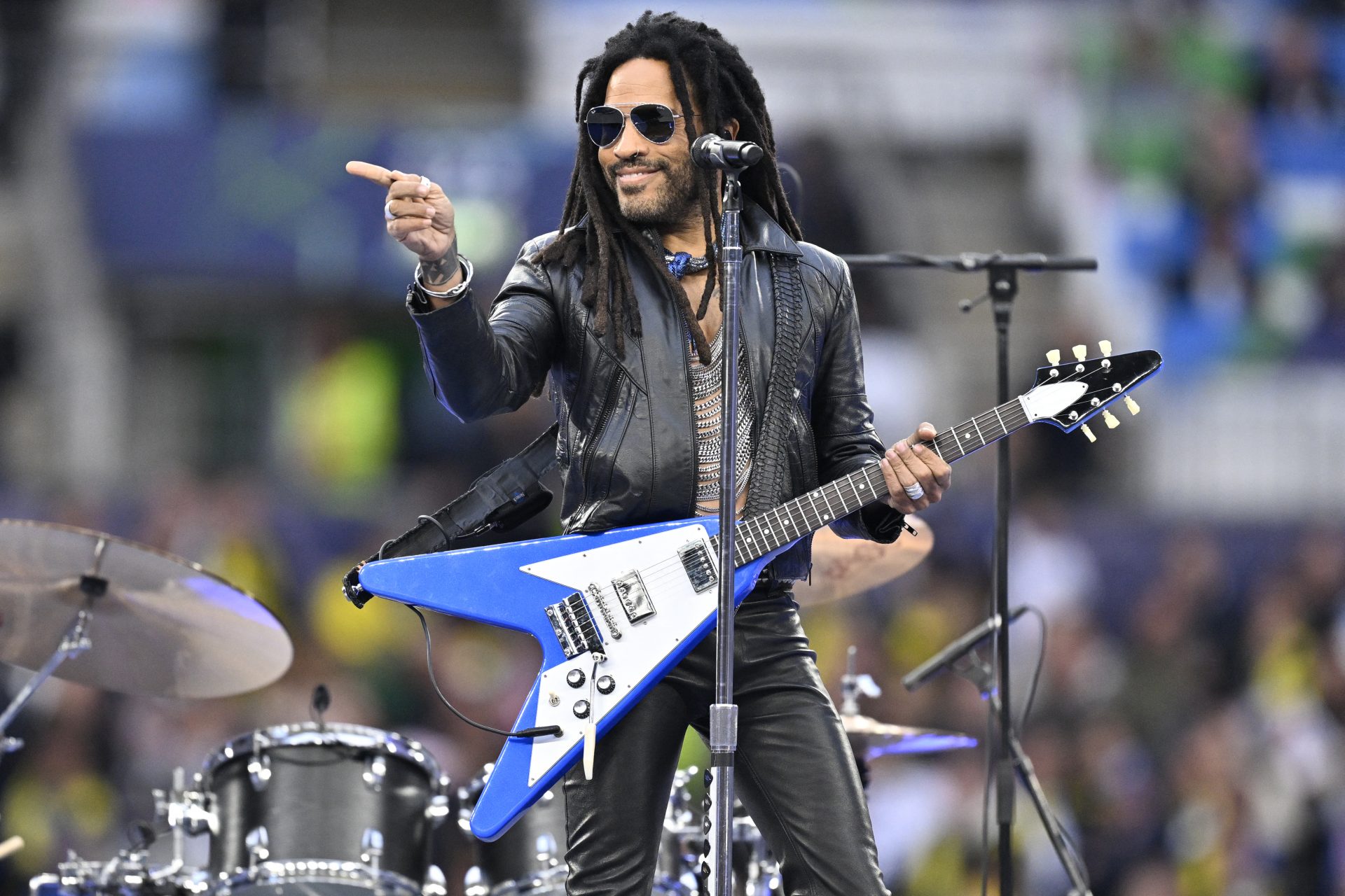 Lenny Kravitz plays Champions League - see how he stays in shape at 60!