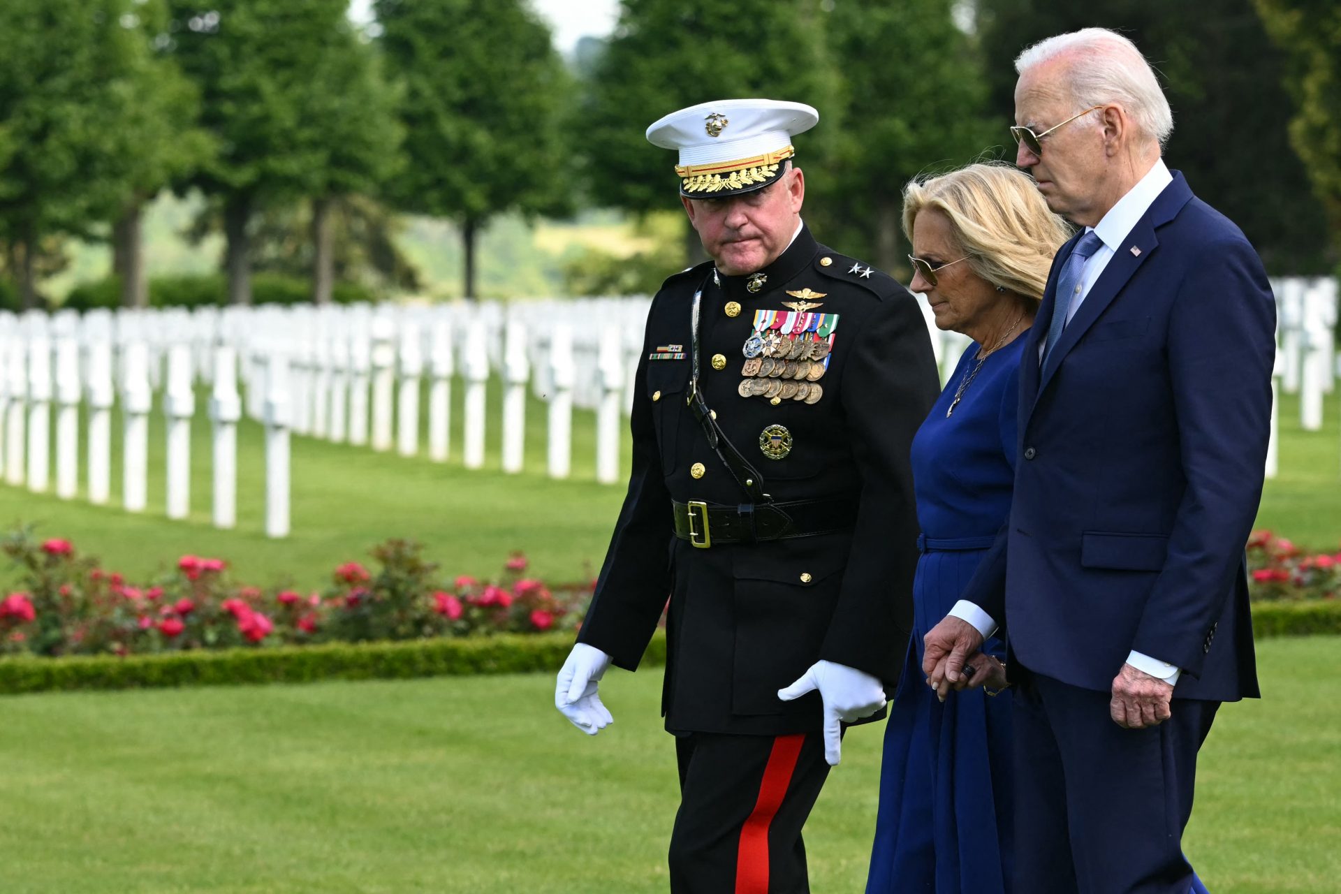 Visitando las tumbas de los soldados estadounidenses