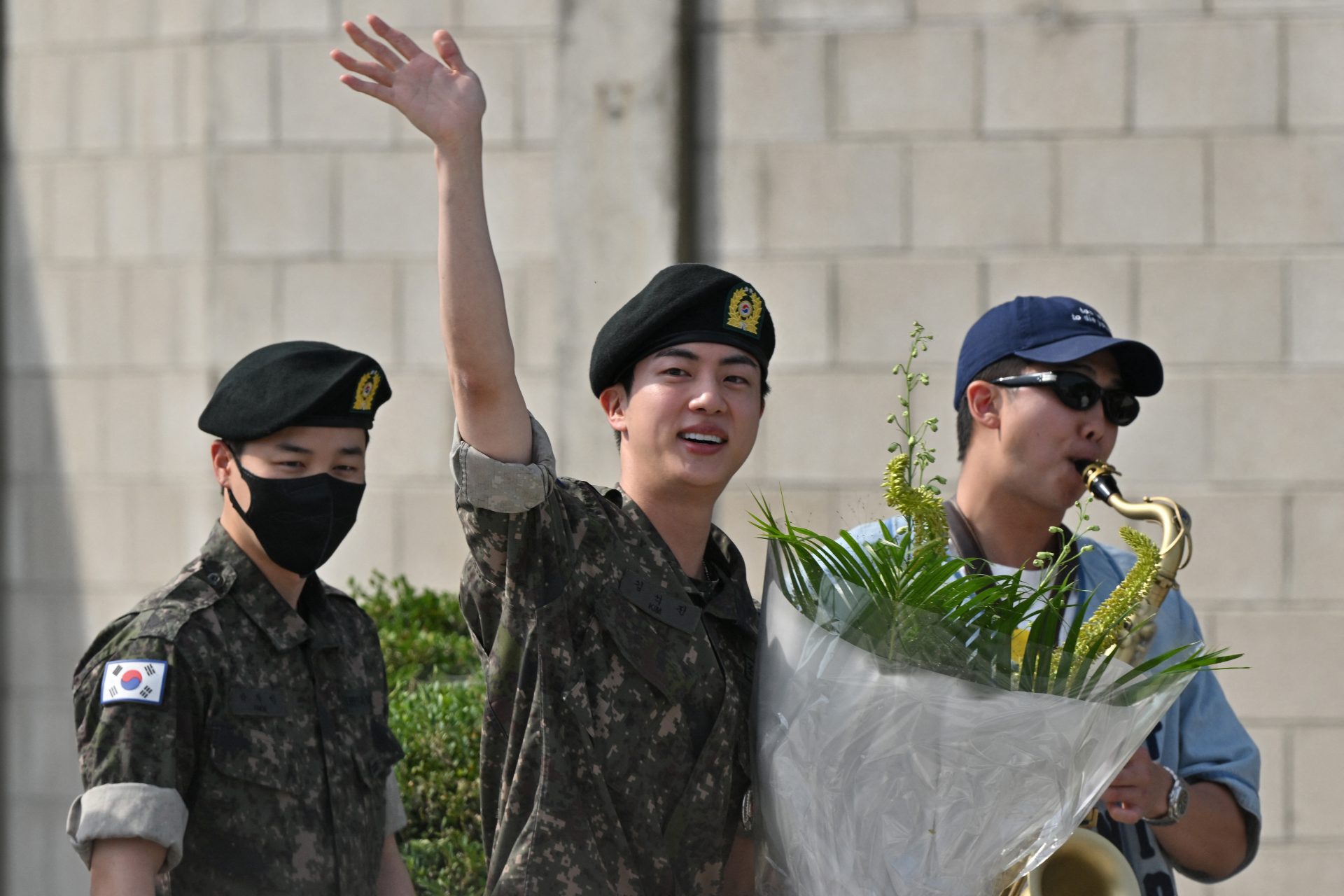 JIN, del grupo BTS, regresa después de completar el servicio militar