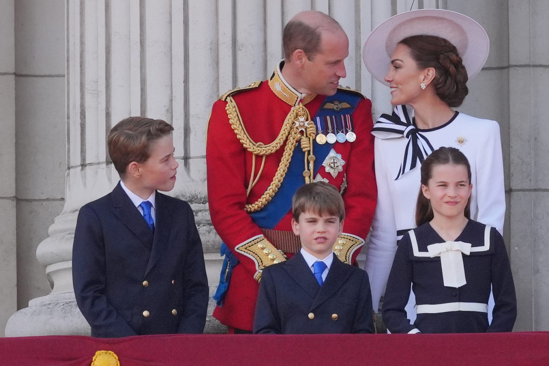 El príncipe William y Kate comparten un momento