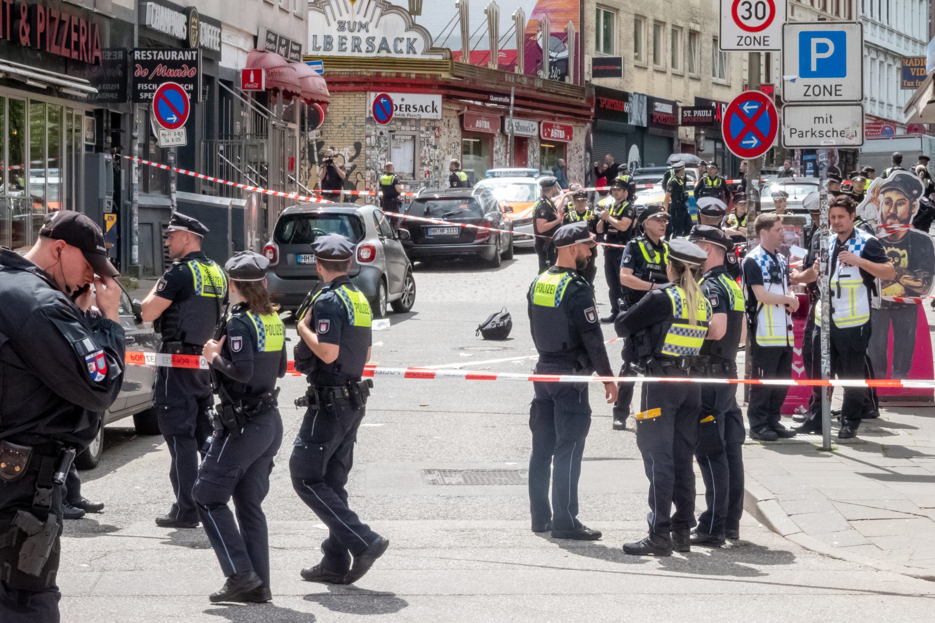 Politie Hamburg beschiet man met pikhouweel tussen Oranjefans