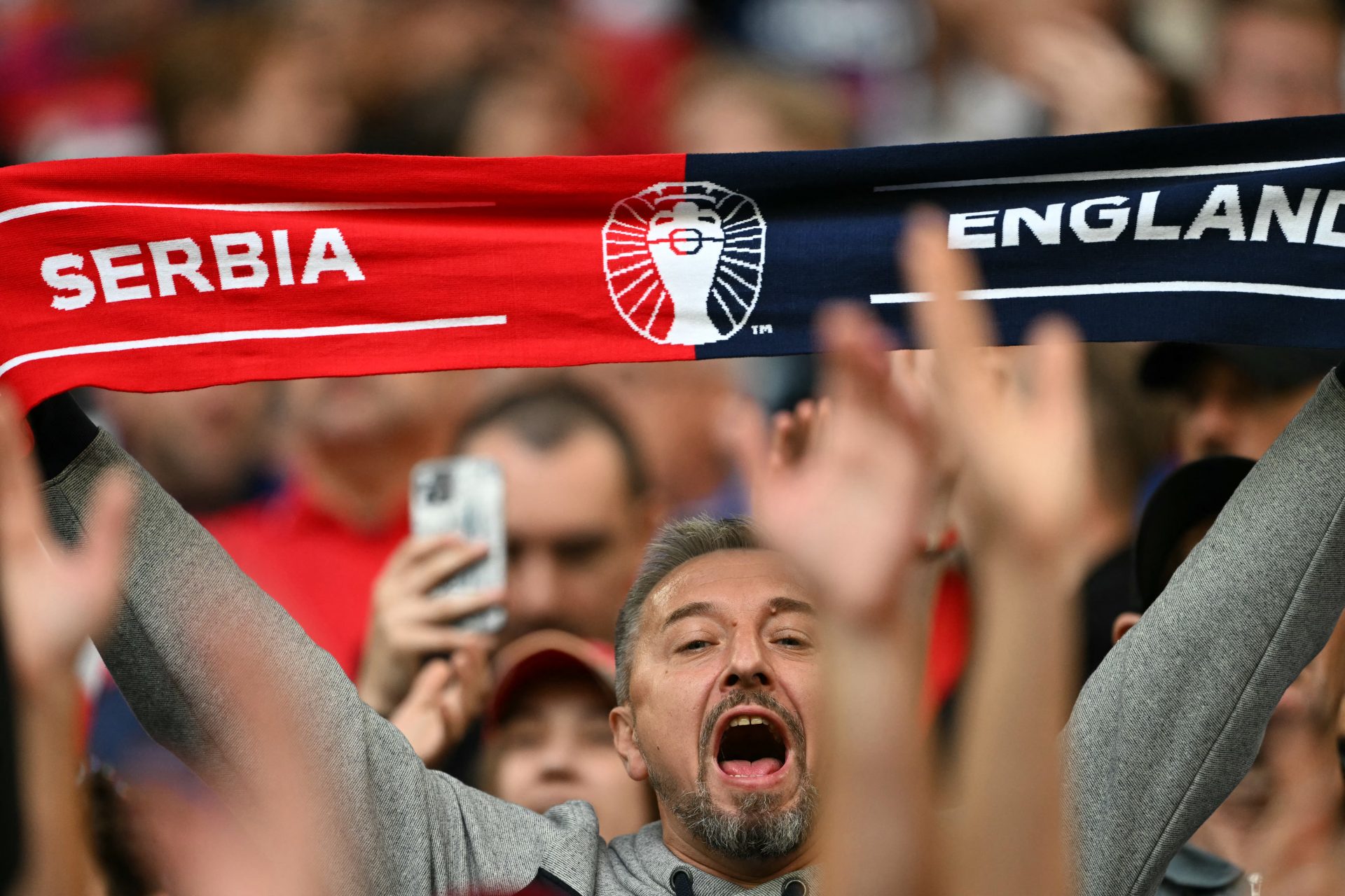 Il mistero del tifoso inglese addormentato allo stadio durante Inghilterra-Serbia: la UEFA smentisce