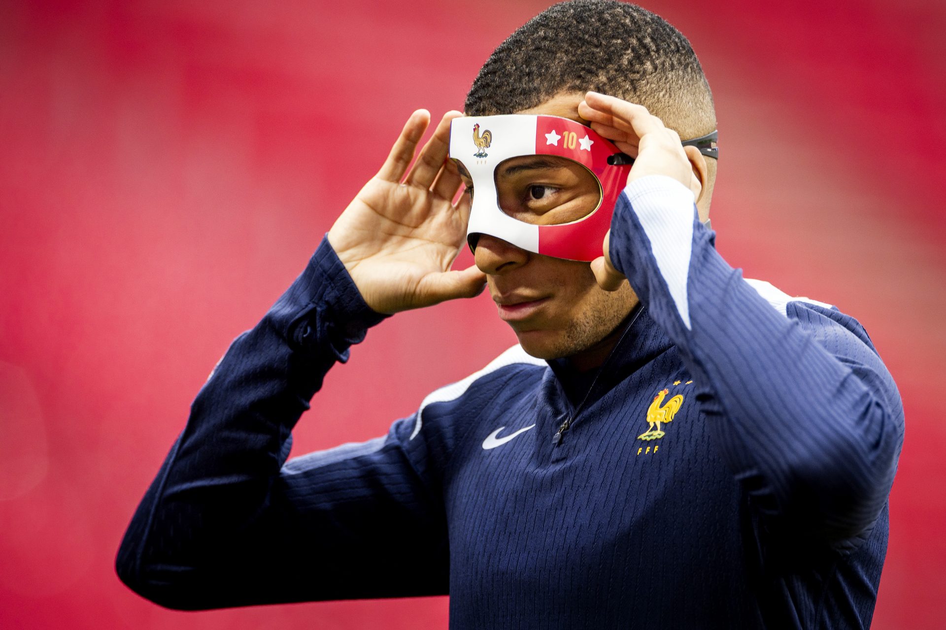 Kylian Mbappe and other football stars to wear a mask in football