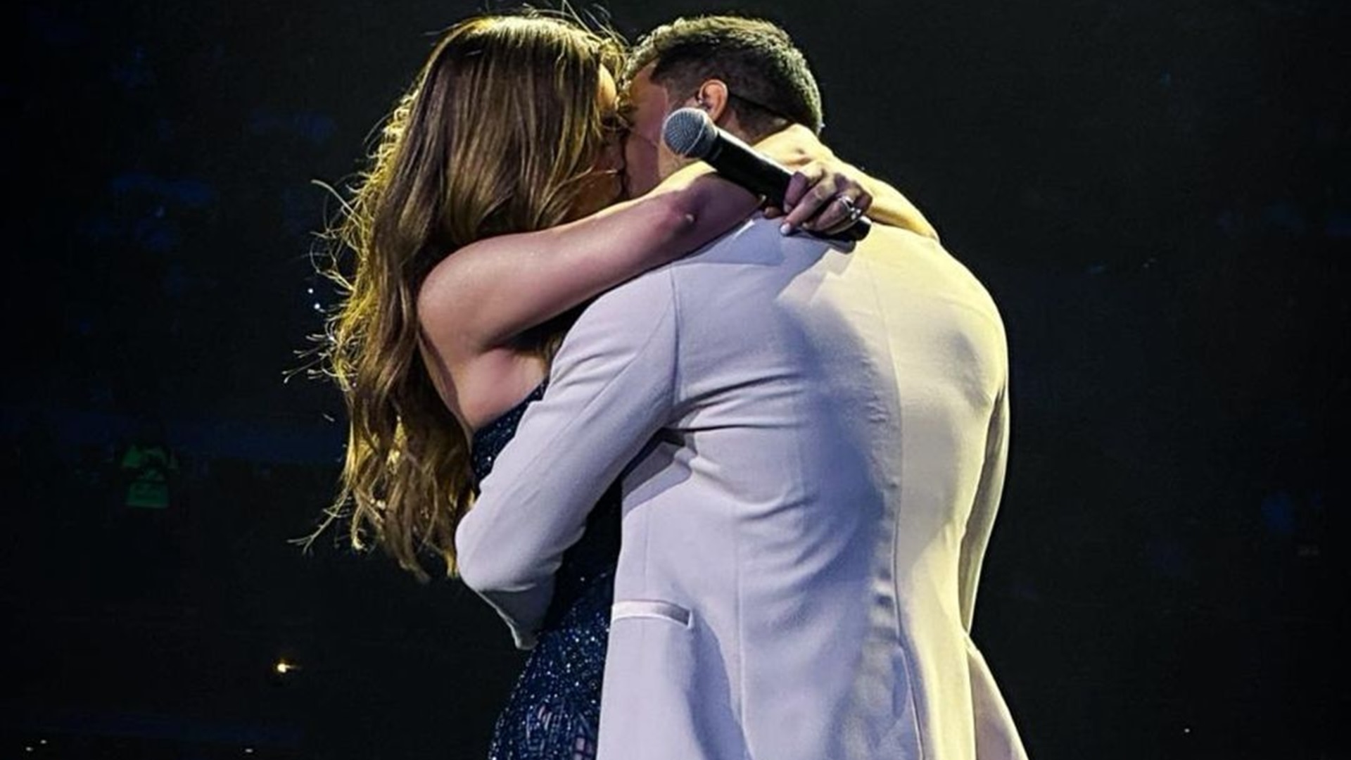 El apasionado beso de Carlos Rivera y Cynthia Rodríguez que se hizo viral