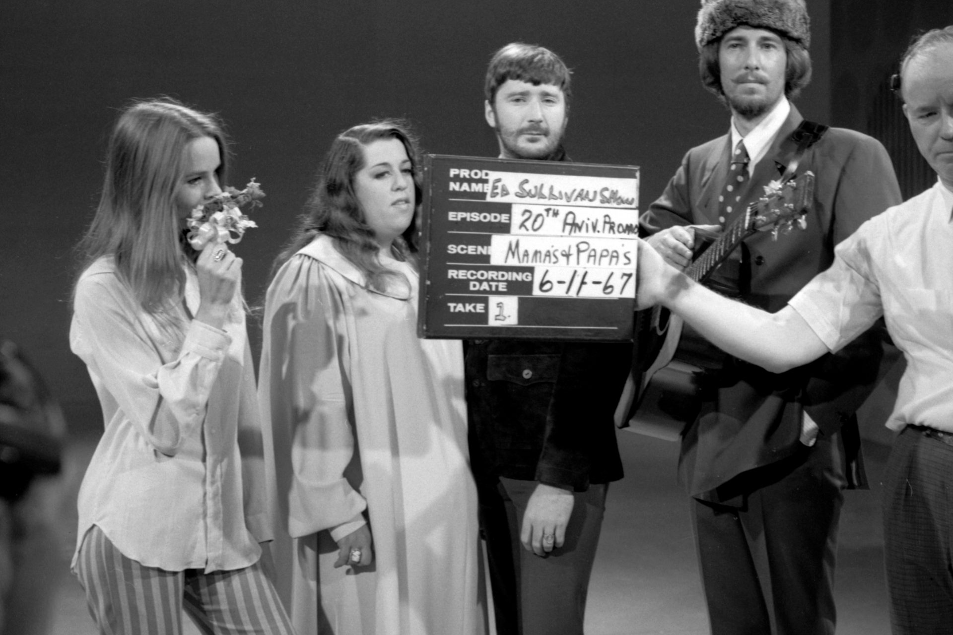 El día que Michelle Phillips (The Mamas and the Papas) cantó en TV mientras se comía un plátano