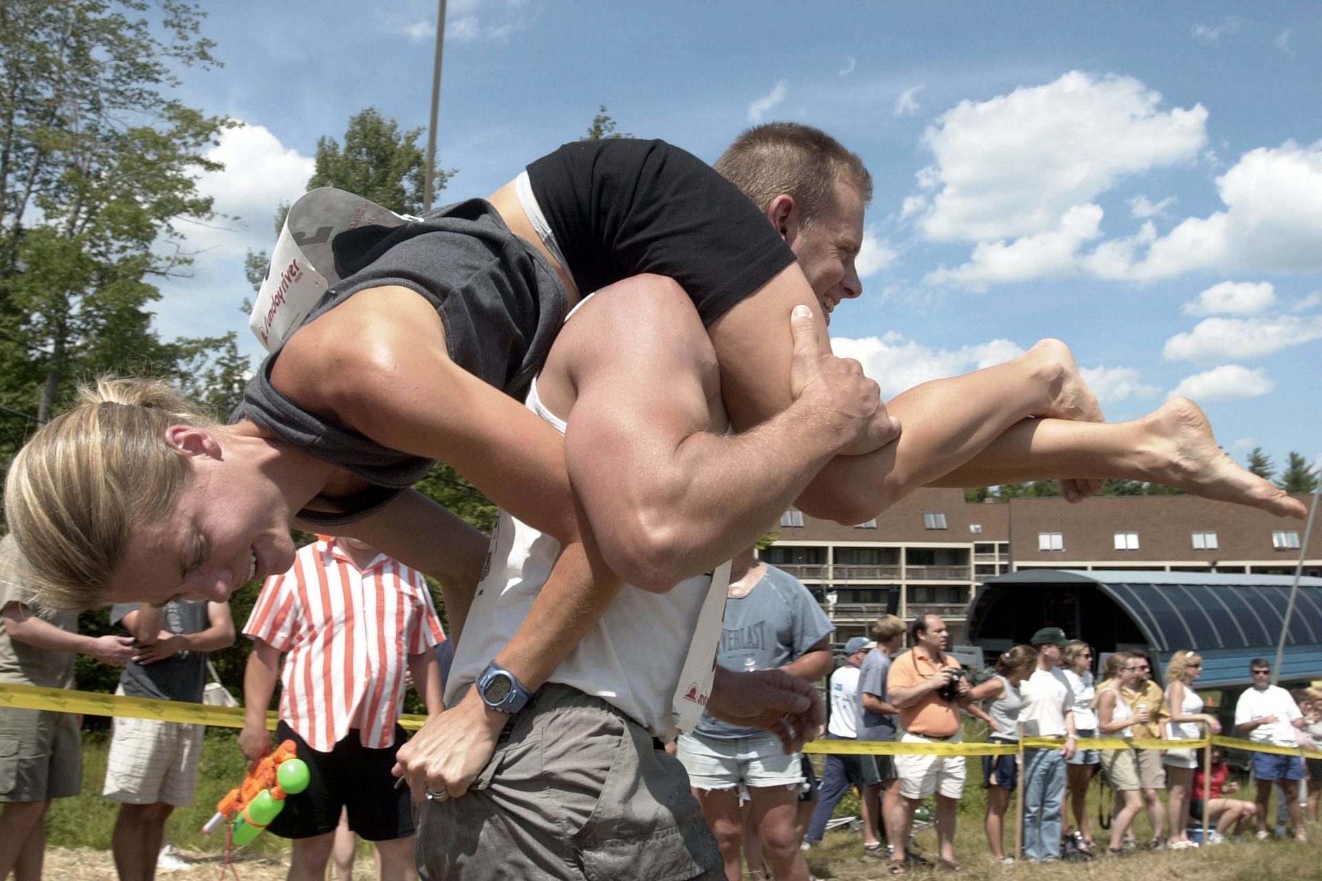 Wife Carrying: il campionato mondiale finlandese di 'trasporto della moglie'