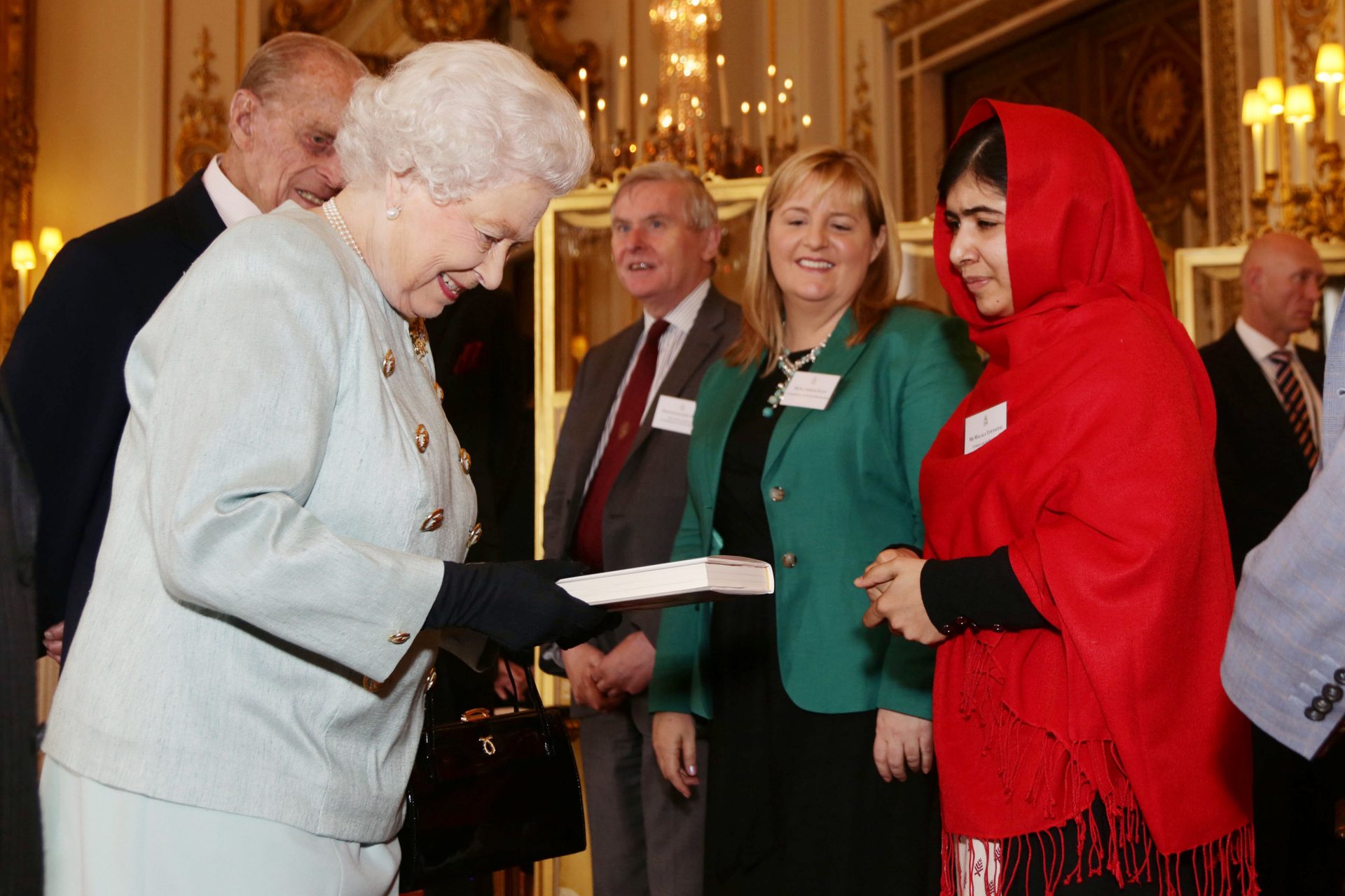 Malala publica su autobiografía y entrega un ejemplar a la familia real británica