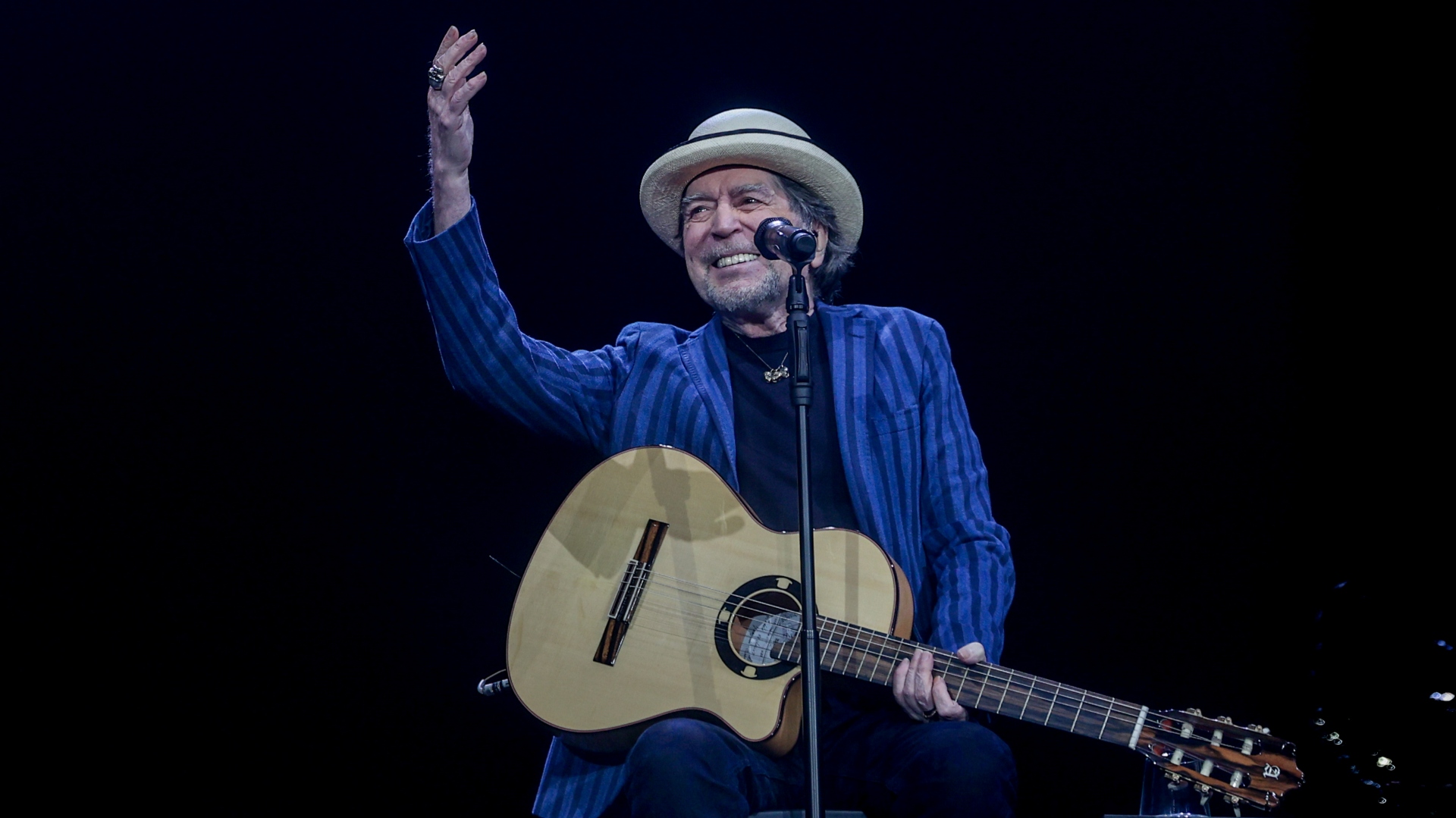 El cantautor español de 75 años anunció el tour “Hola y adiós” 