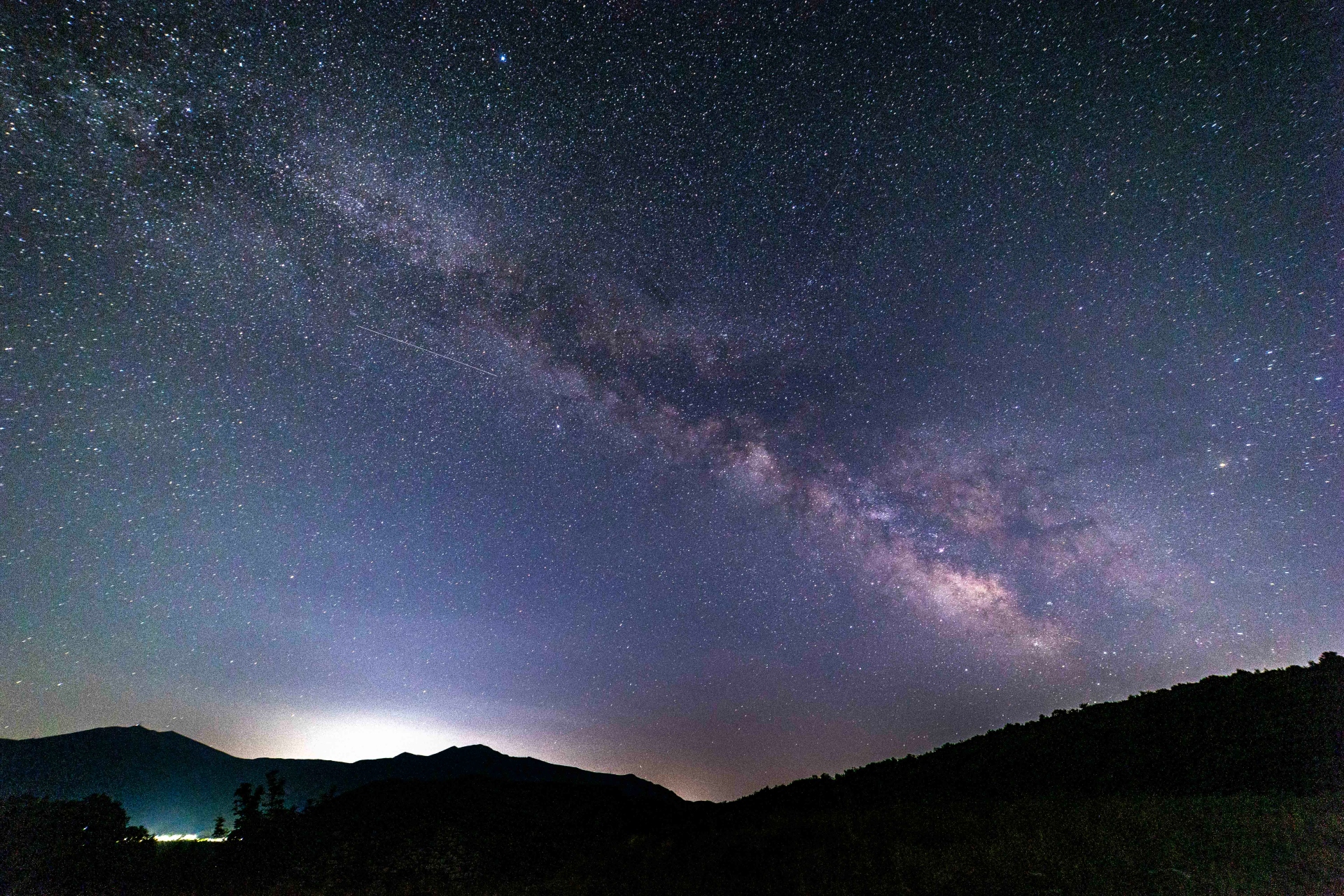 Una vez que tus ojos se hayan adaptado, levanta la vista 