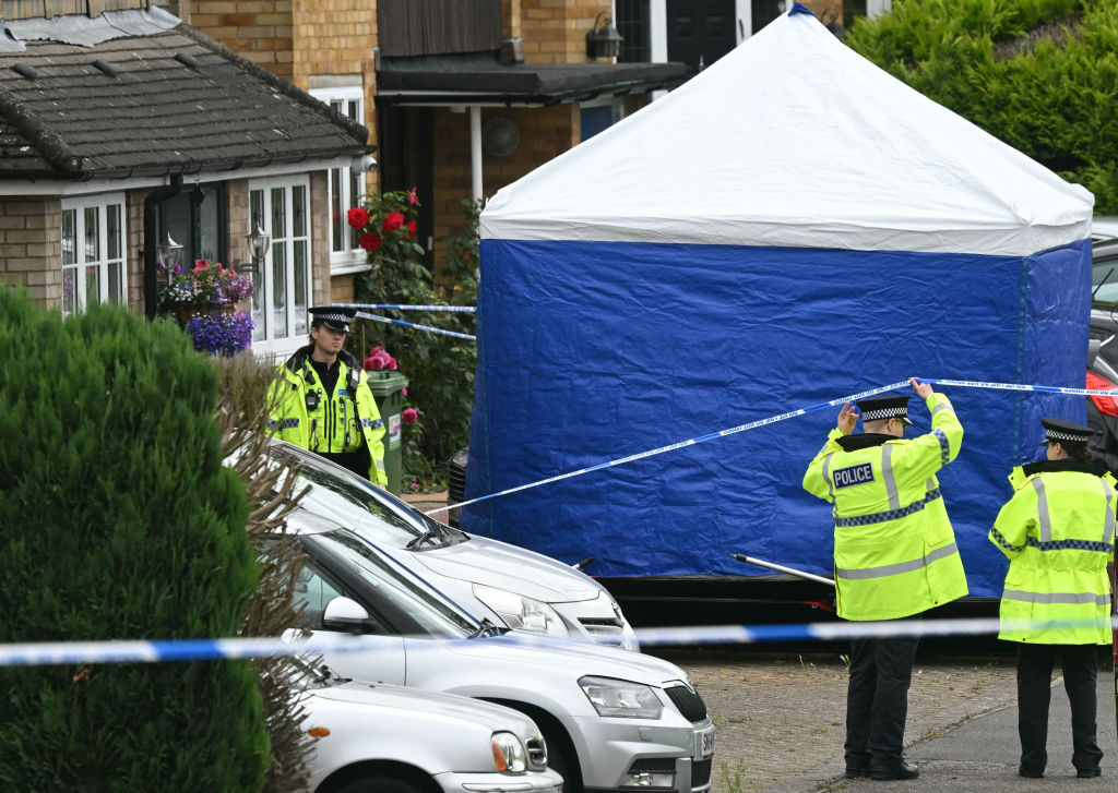 Asesinato de la mujer y dos hijas de un comentarista de la BBC conmociona a Reino Unido