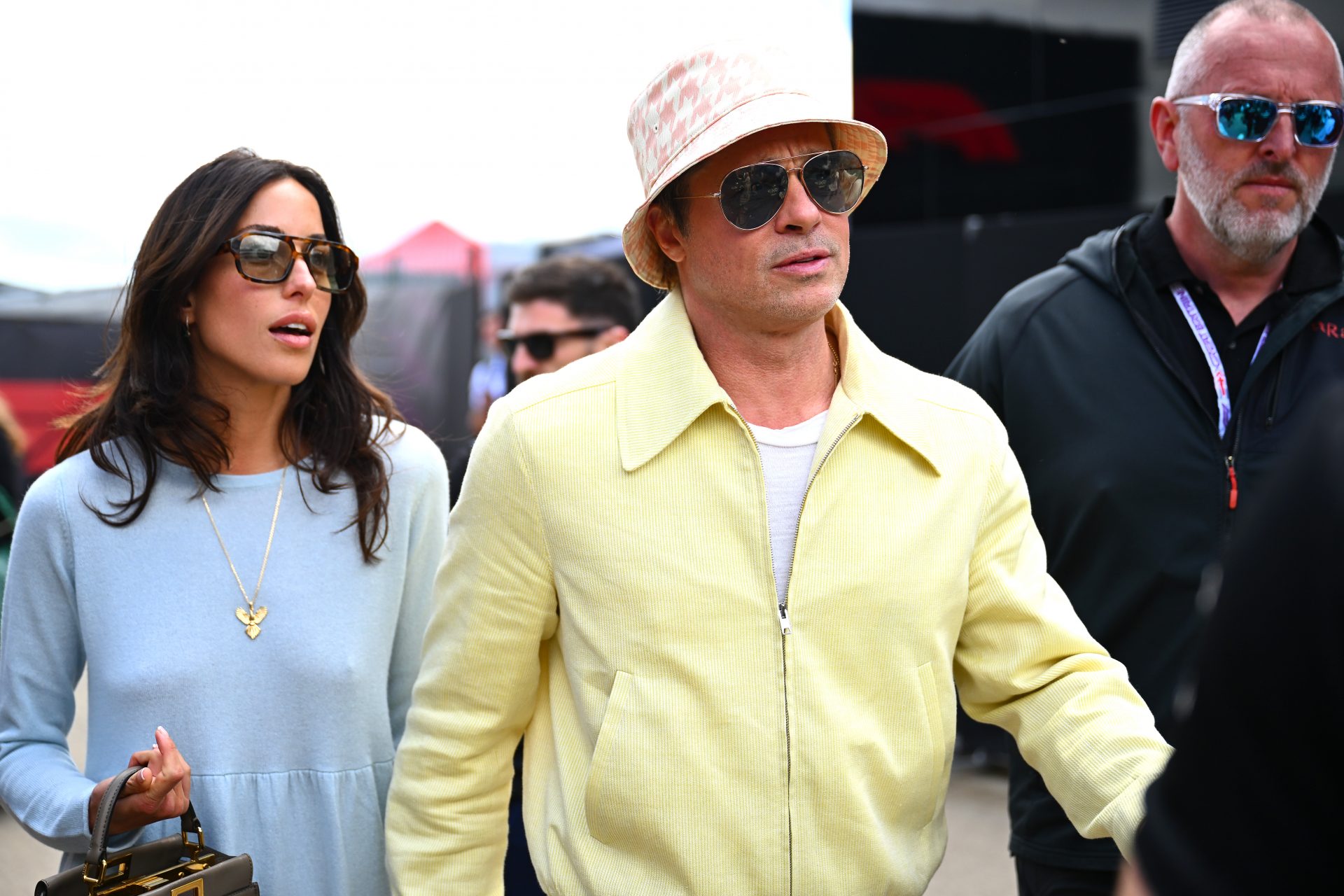 Brad Pitt y su novia Inés de Ramón aparecen juntos en la Fórmula 1