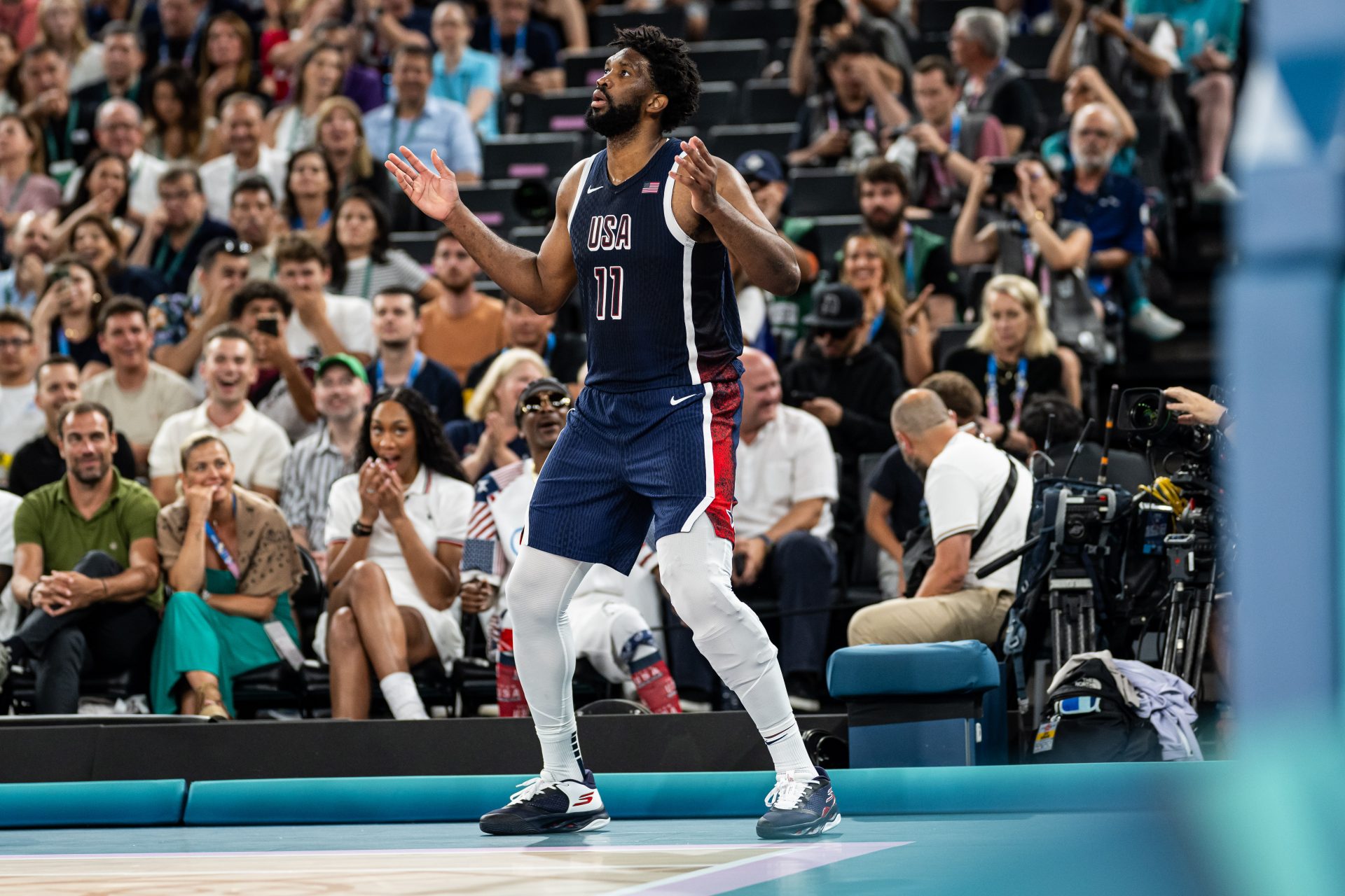 Joel Embiid directs DX Chop towards French fans, and Snoop Dogg loves it