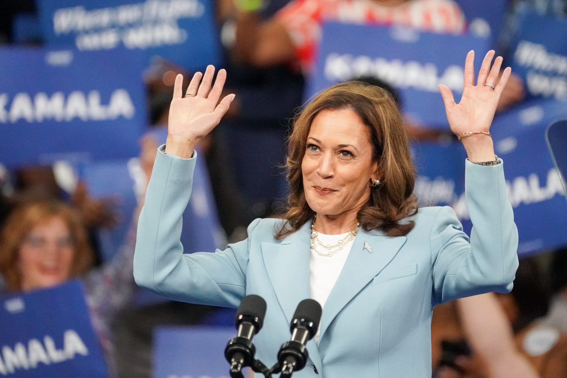 Harris supera a Trump por primera vez 