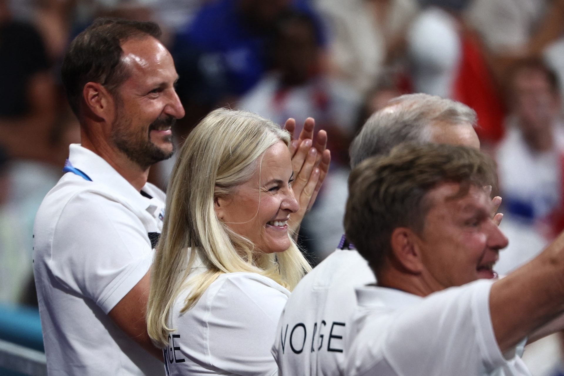 Sonriente y ajena a la polémica