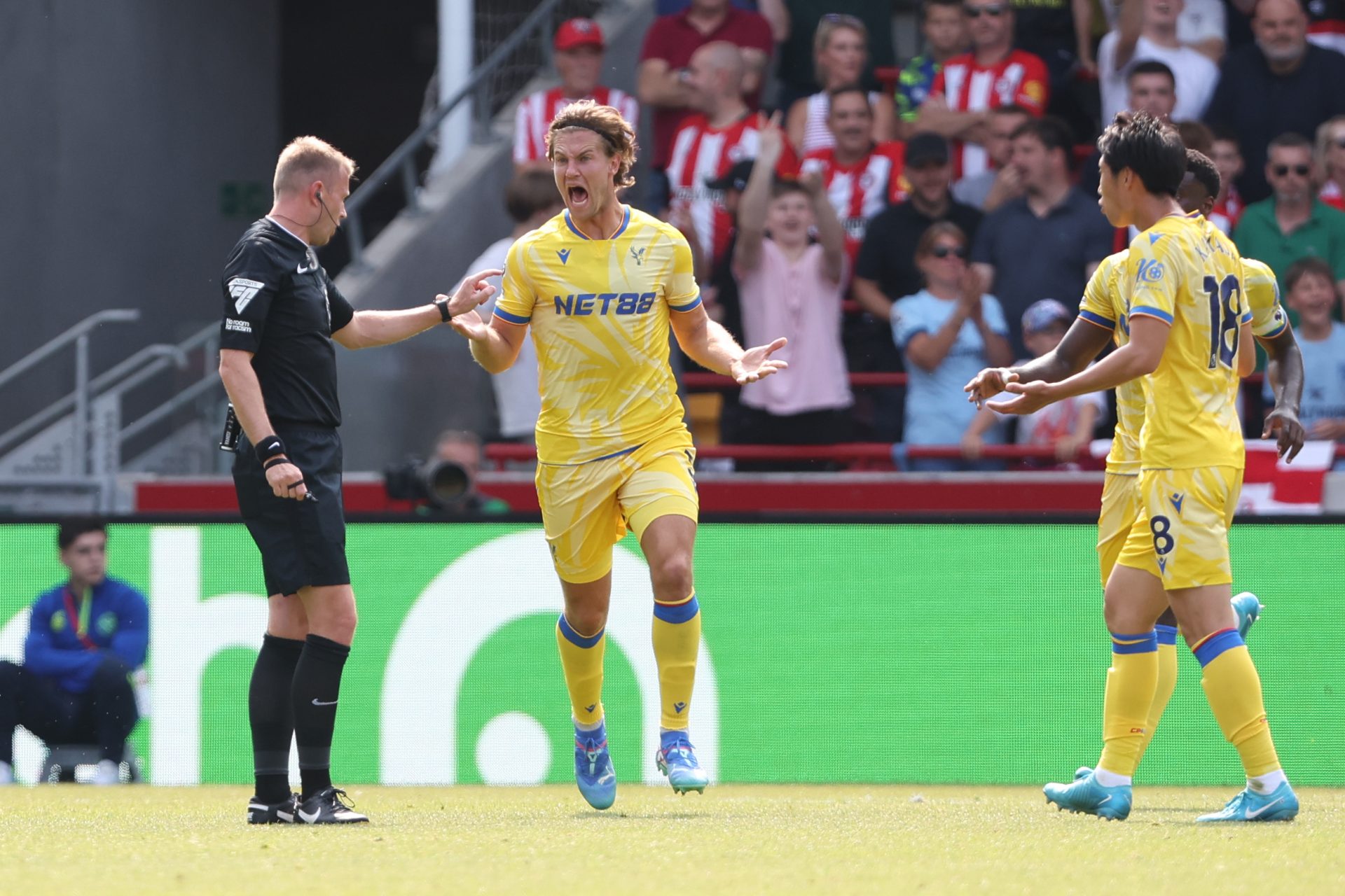 Referee makes “monumental mistake” as new guidelines effect the Premier League