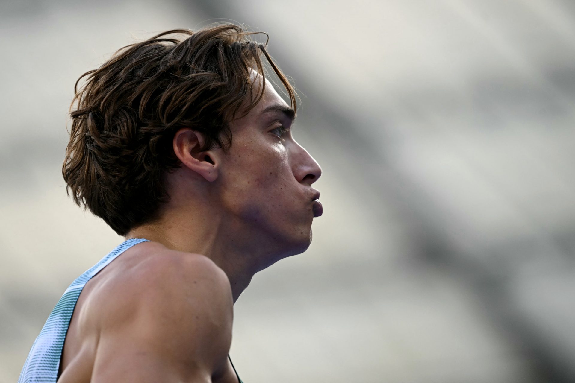 Why does Armand Duplantis only break records by 1 centimeter?