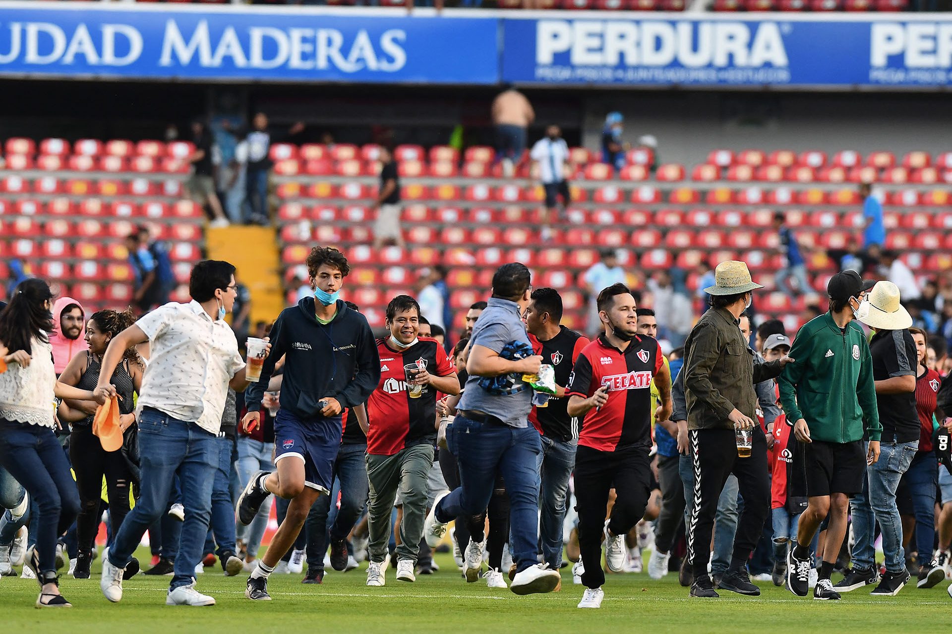 La violencia se extendió fuera del estadio