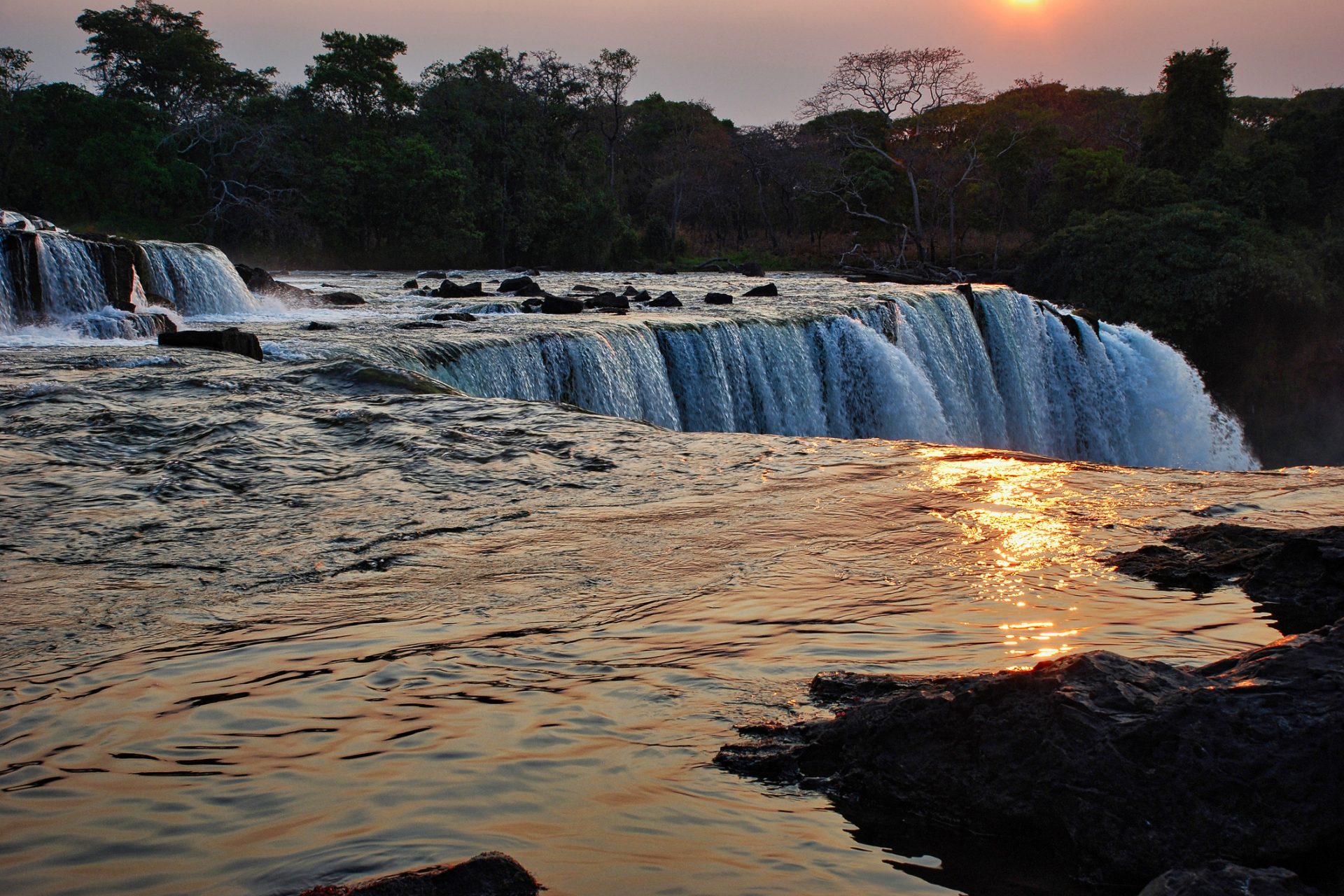 3. La Piscina del Diablo, Zambia