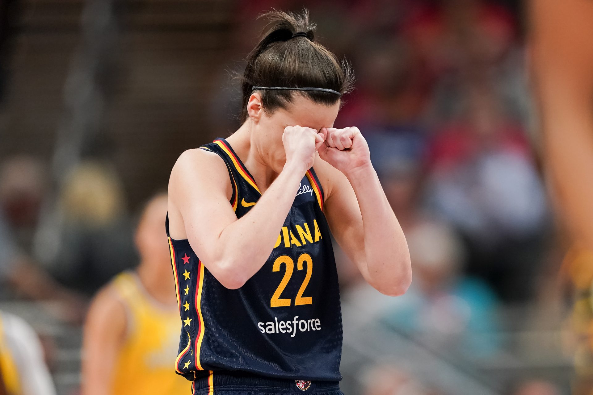 NBA legend outraged at how Caitlin Clark is being treated