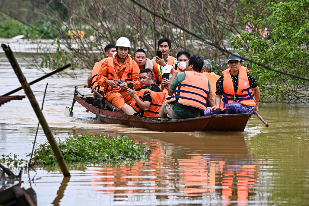 Un autobús fue arrastrado por un arroyo inundado 