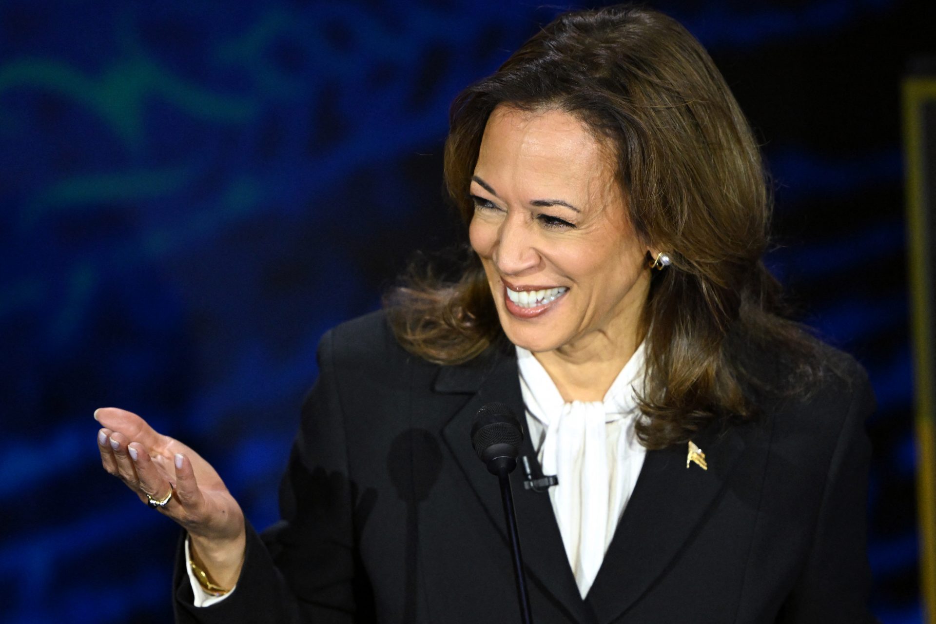 Harris leads Trump with 18 points among female voters 