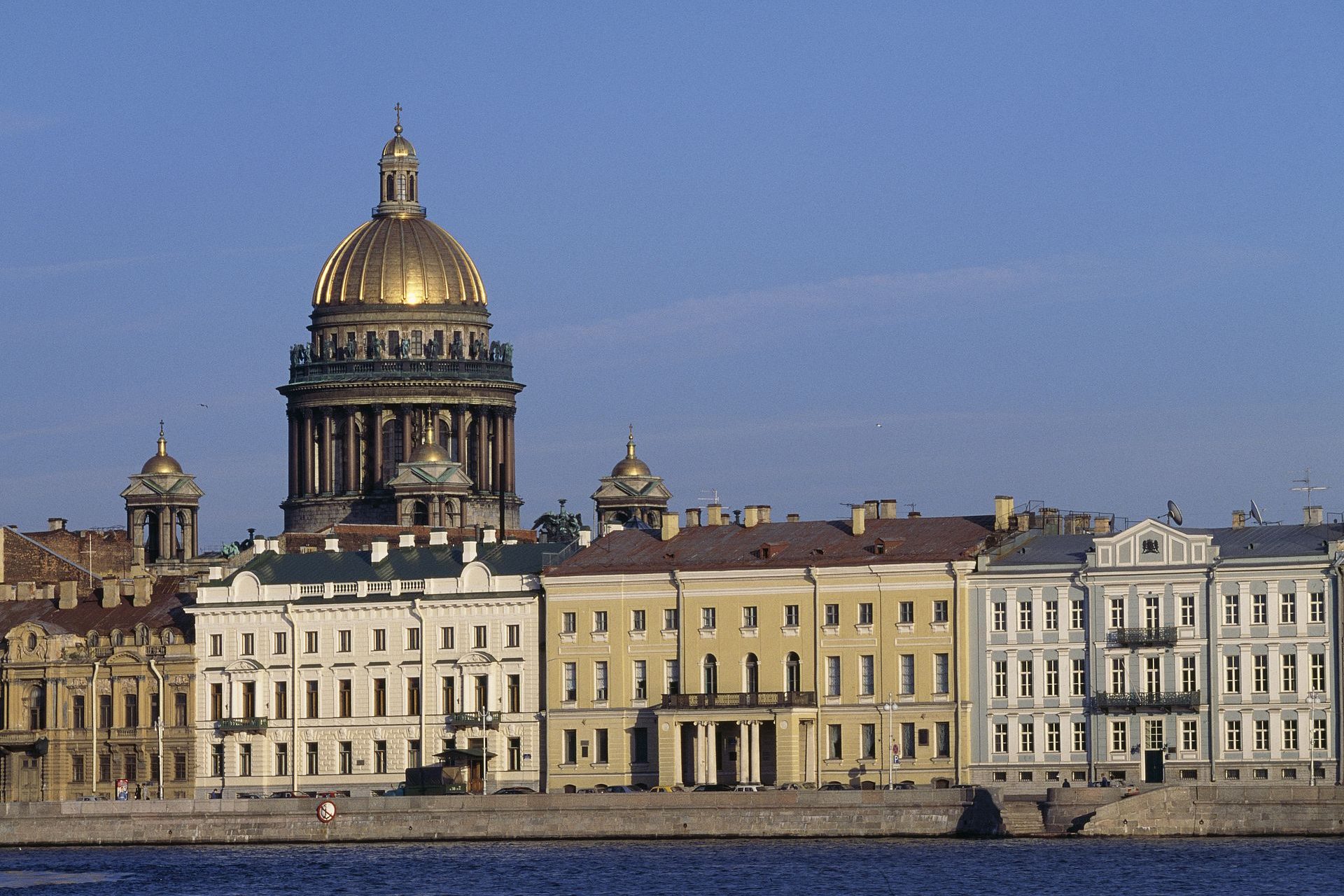 Eine Wohnung in St. Petersburg und ein Wohnwagen