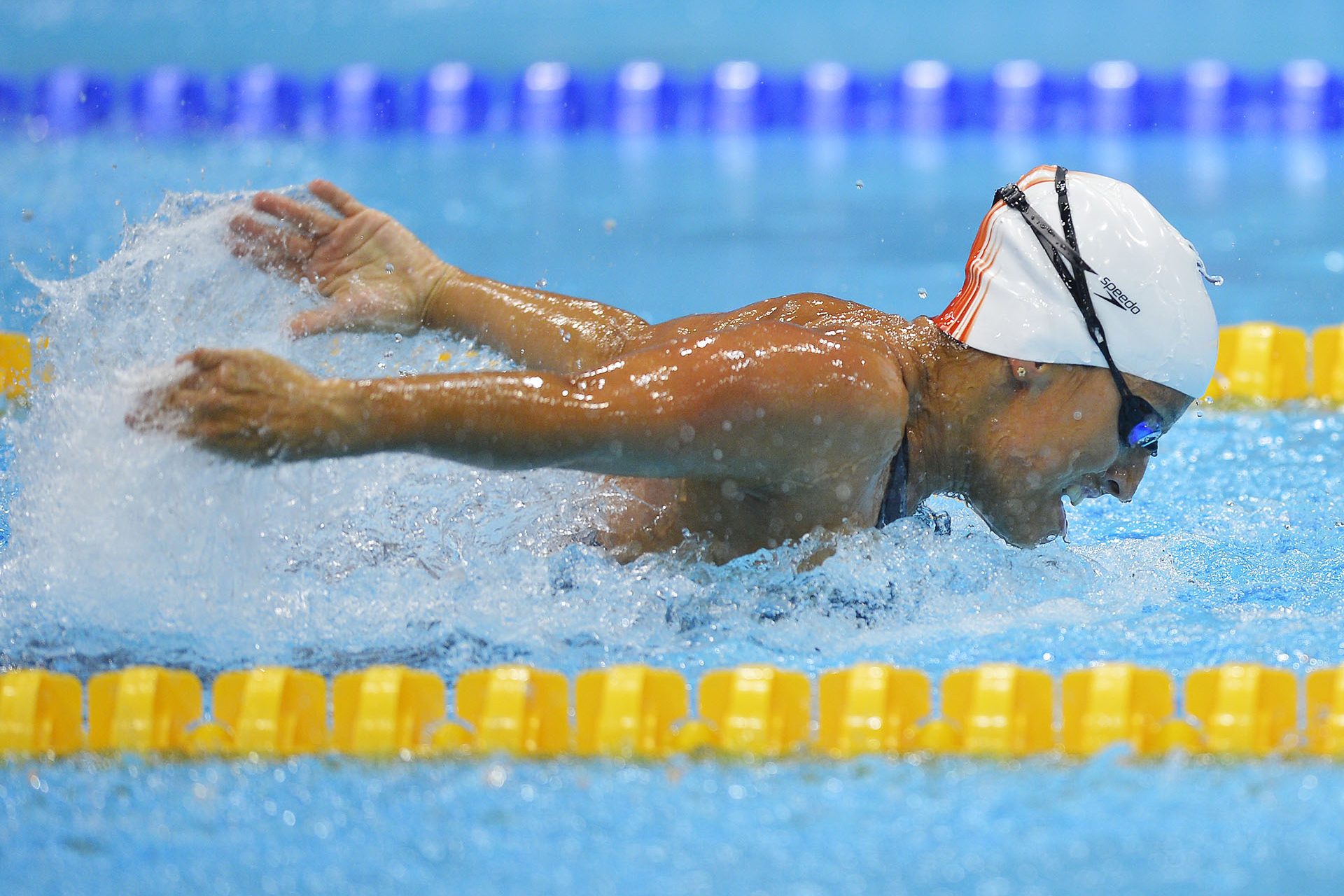 Sie ist eine professionelle Schwimmerin geworden