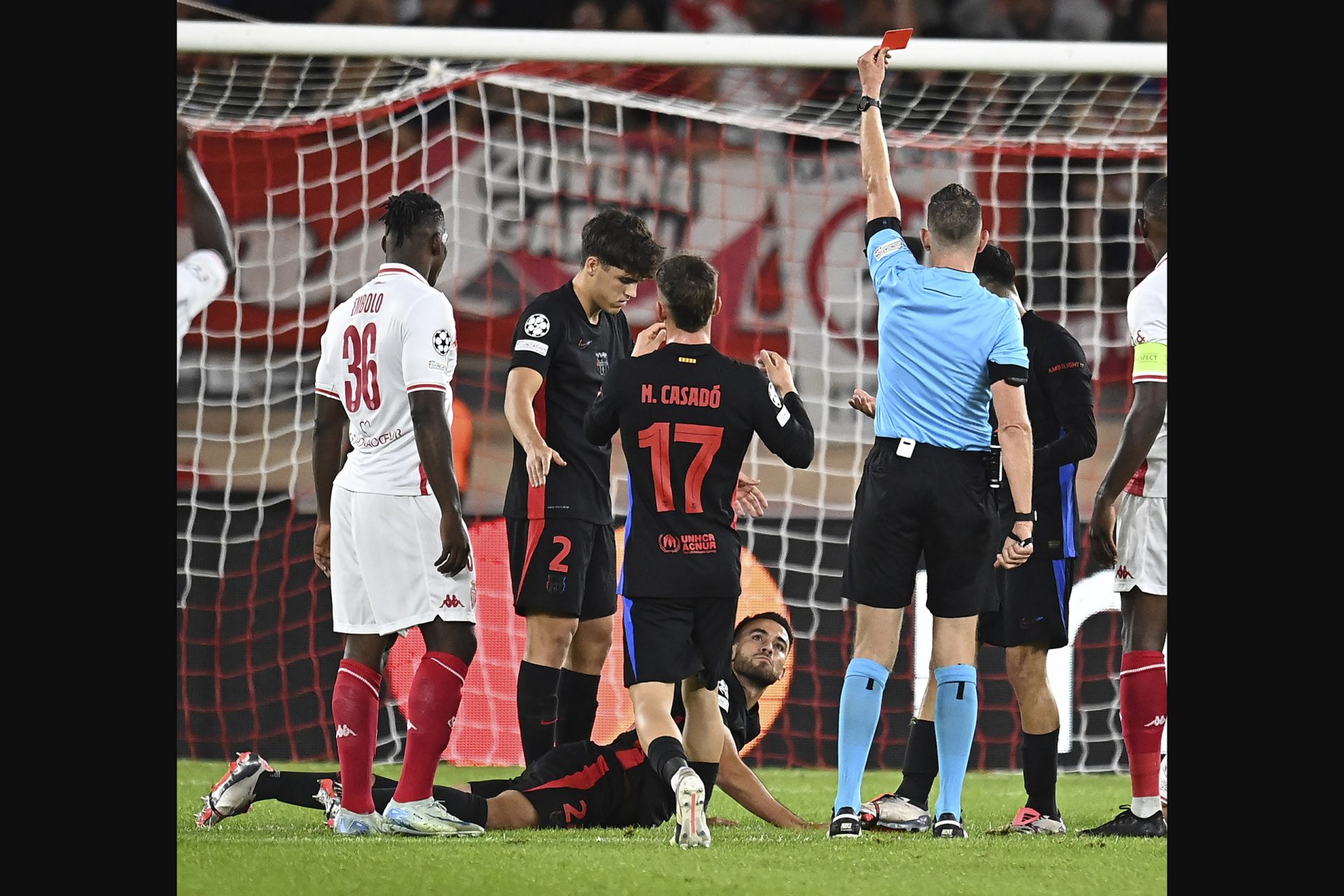 Escándalo en el partido de Champions del Barça: la decisión arbitral que pudo cambiarlo todo