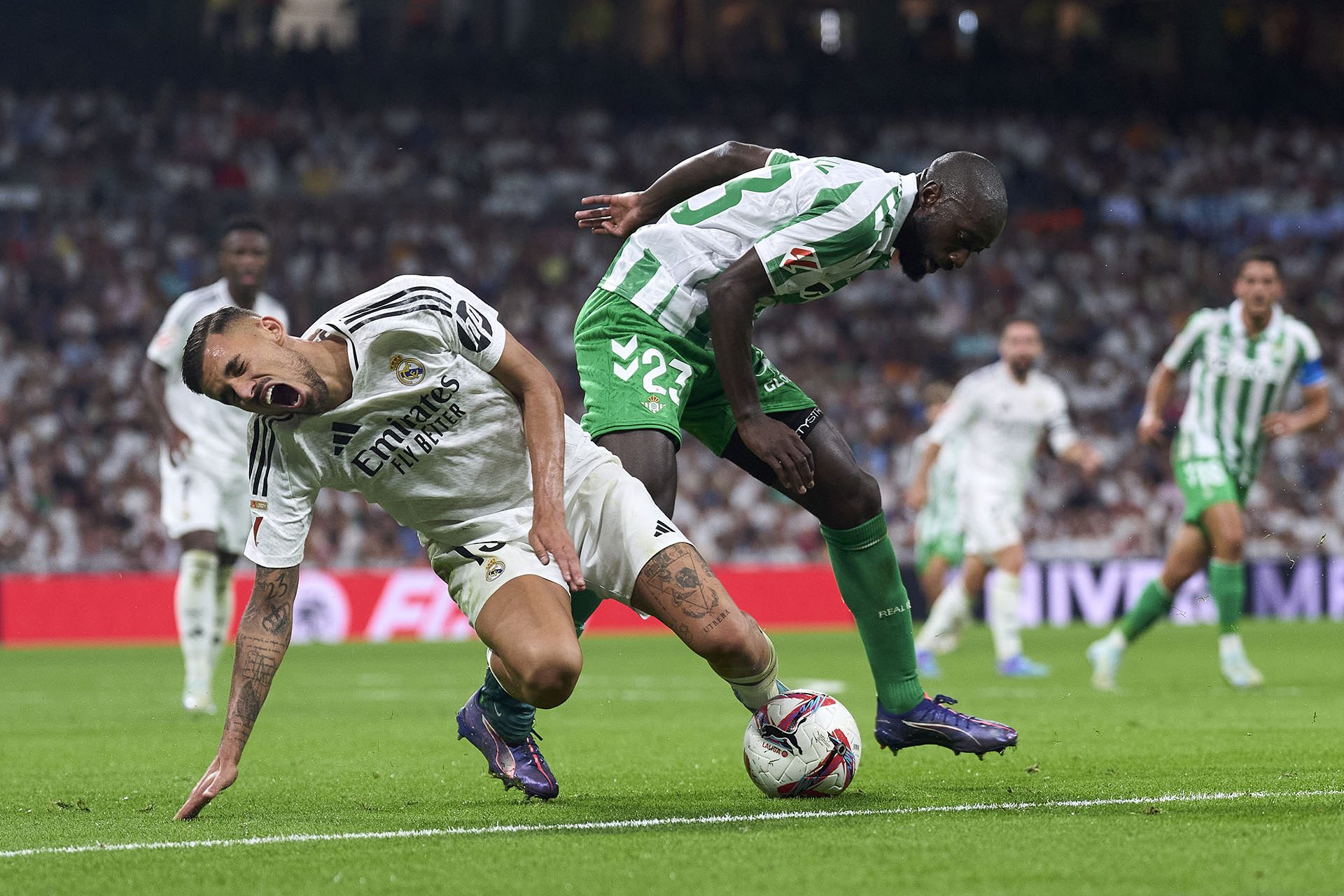 Derribo a Dani Ceballos en el área bética