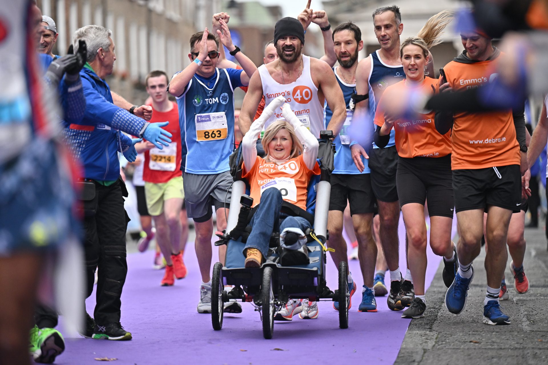 El maratón solidario de Colin Farrell y el gesto en meta que está enamorando al mundo