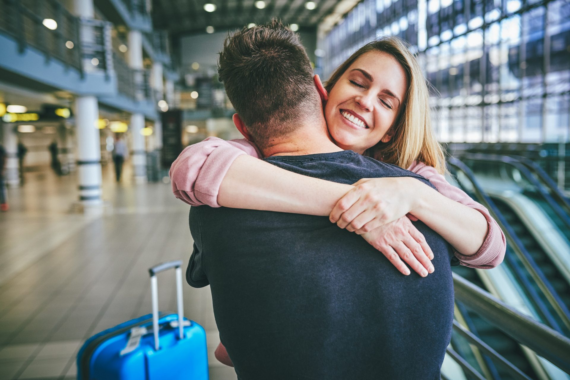 “Tiempo máximo de abrazo 3 minutos”: ¿qué hay detrás de esta prohibición en los aeropuertos?