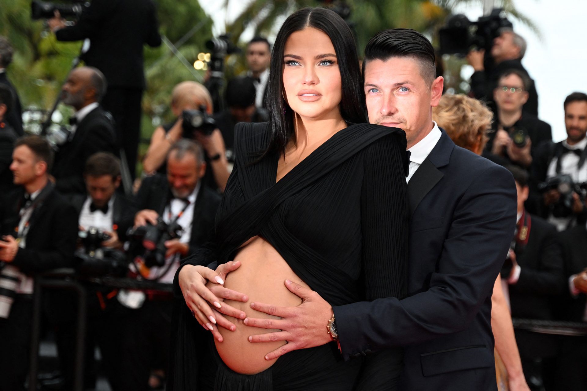 Aadriana Lima presume su panza en Cannes